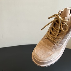男款+20 Balenciag*26ss夏季新款复古马丁靴 自带复古滤镜的磨砂麂皮拼接材质,厚底工装靴型超有质感,上脚就 男款+20 Balenciag*26ss夏季新款复古马丁靴 自带复古滤镜的磨砂麂皮拼接材质,厚底工装靴型超有质感,上脚就