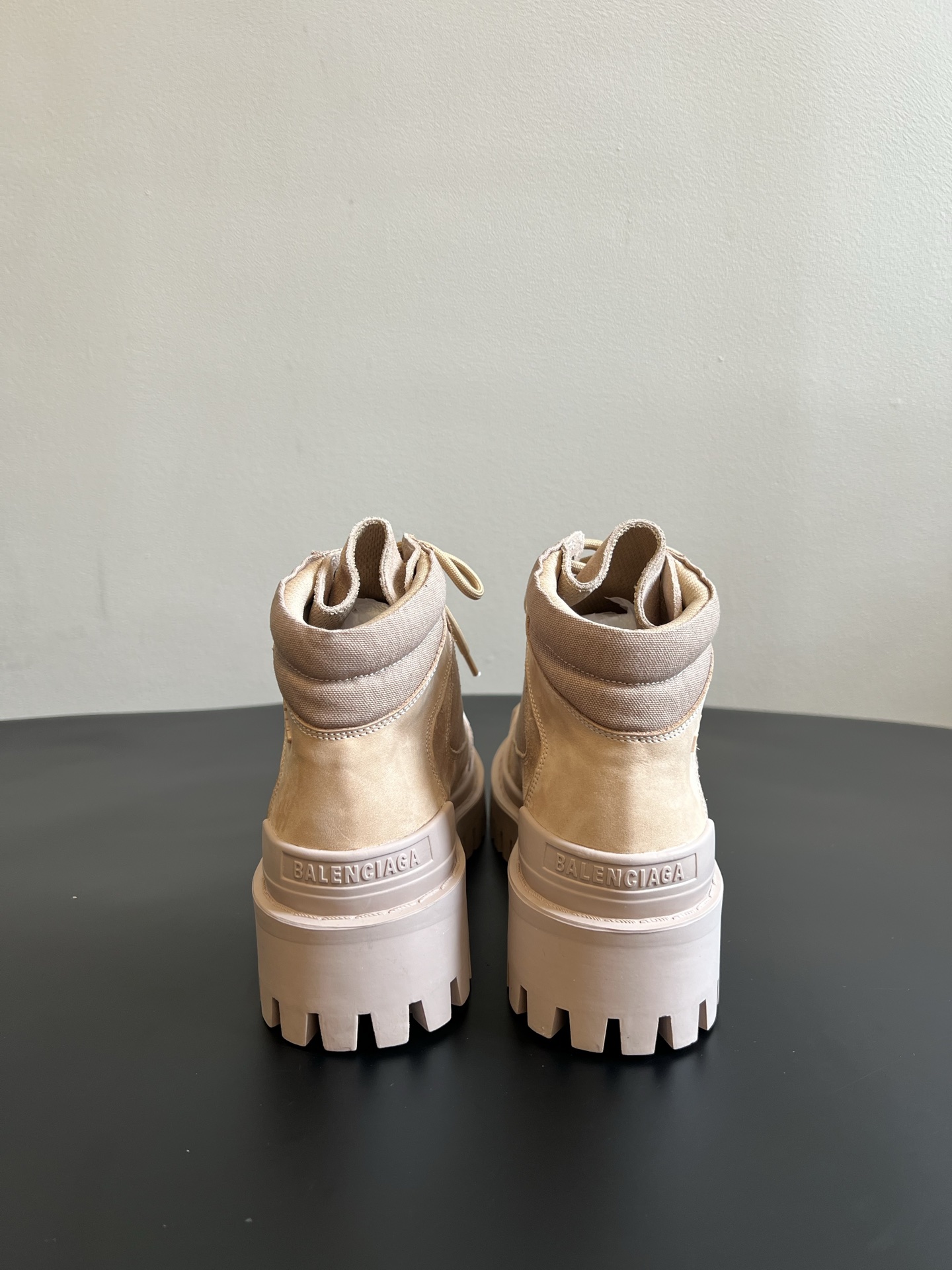 男款+20 Balenciag*26ss夏季新款复古马丁靴 自带复古滤镜的磨砂麂皮拼接材质,厚底工装靴型超有质感,上脚就 男款+20 Balenciag*26ss夏季新款复古马丁靴 自带复古滤镜的磨砂麂皮拼接材质,厚底工装靴型超有质感,上脚就