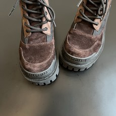 男款+20 Balenciag*26ss夏季新款复古马丁靴 自带复古滤镜的磨砂麂皮拼接材质,厚底工装靴型超有质感,上脚就 男款+20 Balenciag*26ss夏季新款复古马丁靴 自带复古滤镜的磨砂麂皮拼接材质,厚底工装靴型超有质感,上脚就
