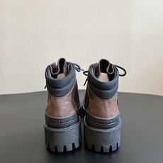 男款+20 Balenciag*26ss夏季新款复古马丁靴 自带复古滤镜的磨砂麂皮拼接材质,厚底工装靴型超有质感,上脚就 男款+20 Balenciag*26ss夏季新款复古马丁靴 自带复古滤镜的磨砂麂皮拼接材质,厚底工装靴型超有质感,上脚就