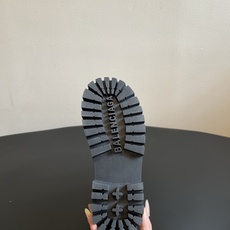 男款+20 Balenciag*26ss夏季新款复古马丁靴 自带复古滤镜的磨砂麂皮拼接材质,厚底工装靴型超有质感,上脚就 男款+20 Balenciag*26ss夏季新款复古马丁靴 自带复古滤镜的磨砂麂皮拼接材质,厚底工装靴型超有质感,上脚就