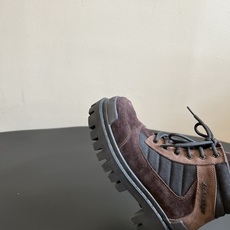 男款+20 Balenciag*26ss夏季新款复古马丁靴 自带复古滤镜的磨砂麂皮拼接材质,厚底工装靴型超有质感,上脚就 男款+20 Balenciag*26ss夏季新款复古马丁靴 自带复古滤镜的磨砂麂皮拼接材质,厚底工装靴型超有质感,上脚就