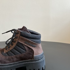 男款+20 Balenciag*26ss夏季新款复古马丁靴 自带复古滤镜的磨砂麂皮拼接材质,厚底工装靴型超有质感,上脚就 男款+20 Balenciag*26ss夏季新款复古马丁靴 自带复古滤镜的磨砂麂皮拼接材质,厚底工装靴型超有质感,上脚就