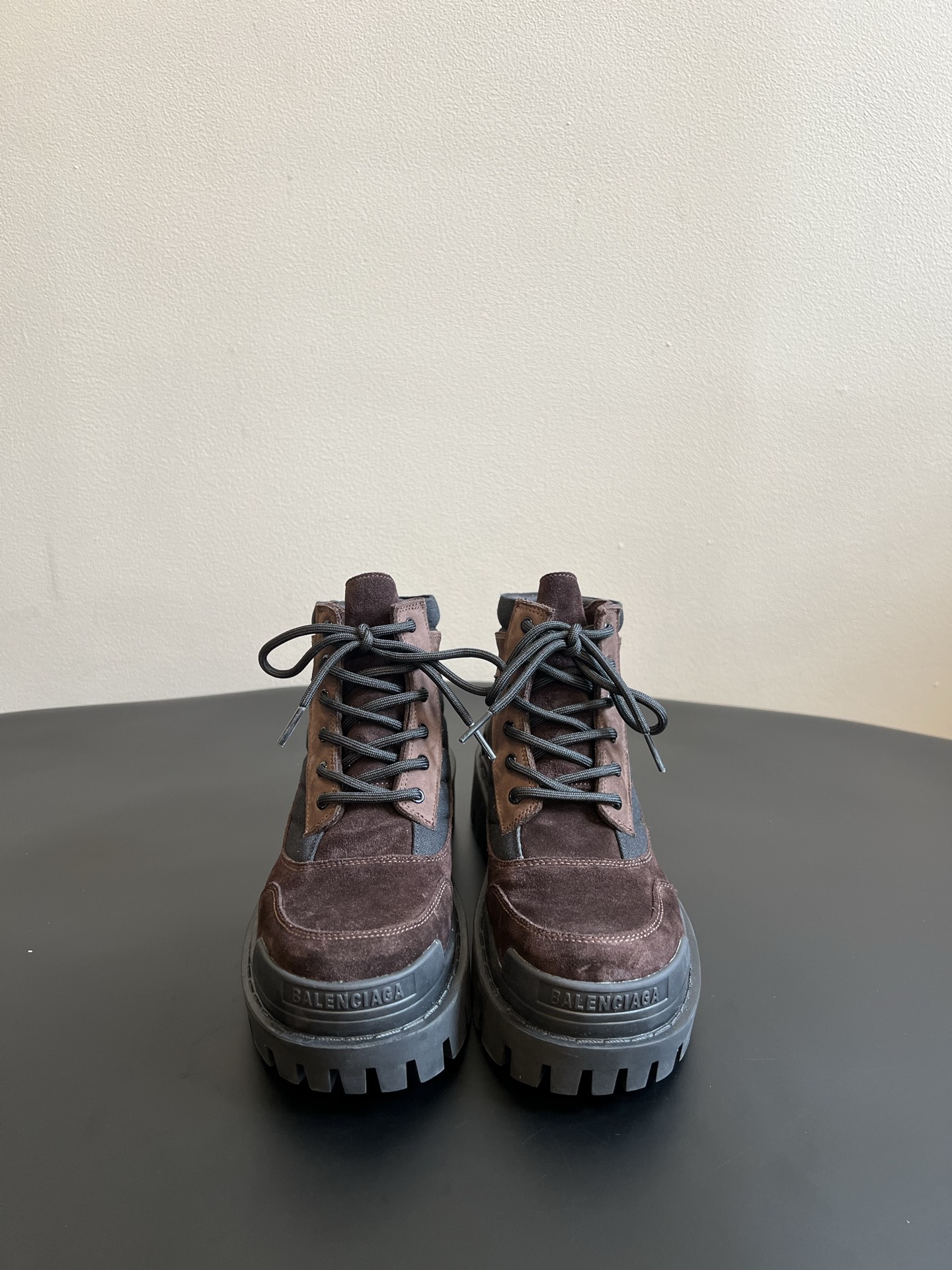 NO:882217,Top quality men's Balenciag*26ss summer new retro Martin boots. Made of matte suede splicing material with retro filter. Thick-soled work boots are super textured. The upper feet have the look of a street trendy person who wears them. Whoever wears them will love them.  The thick-soled design comes with a heightening buff, which makes it as stable as stepping on flat ground. The soft lining fits the shape of the foot, and the feet are not worn out or tired after walking all day long. It can be easily held when commuting, shopping, or traveling in autumn and winter. Upper suede/canvas, lining mesh outsole original molded outsole, heel height 4cm, couple size women's 35-40, men's 39-44, boots, balenciaga, boots, chamois leather19860909顶级品质 男款 Balenciag*26ss夏季新款复古马丁靴 自带复古滤镜的磨砂麂皮拼接材质,厚底工装靴型超有质感,上脚就是又A又飒的街头潮人既视感,谁穿谁爱. 厚底设计自带增高buff,踩上去稳得像踩平地,软乎乎的内里贴合脚型,暴走一天也不磨脚不累脚,秋冬出门通勤、逛街、出游都能轻松hold住. 鞋面麂皮/帆布 内里网布 大底原版开模大底 跟高4cm 情侣size女款35-40 男款39-44,靴子,balenciaga,boots,chamois leather,Women's Shoes