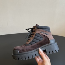 男款+20 Balenciag*26ss夏季新款复古马丁靴 自带复古滤镜的磨砂麂皮拼接材质,厚底工装靴型超有质感,上脚就 男款+20 Balenciag*26ss夏季新款复古马丁靴 自带复古滤镜的磨砂麂皮拼接材质,厚底工装靴型超有质感,上脚就