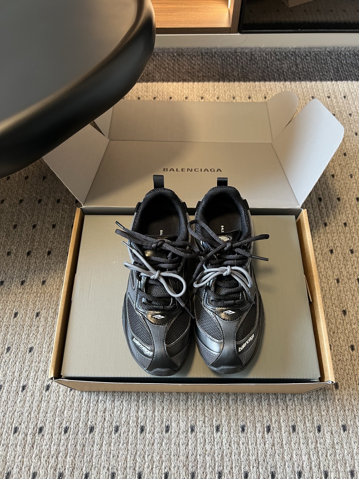NO:873706,Purchasing-grade Balenciaga Radar series new summer casual sports shoes break the brand's past heavy dad shoe style with a subversive low-profile design, cleverly integrating futuristic technological aesthetics with the light lines of ballet shoes. The shoe body is made with complex splicing technology, and breathable mesh and synthetic leather overlays are interlaced to create a futuristic technological appearance. It also brings excellent breathability to keep your feet fresh at all times.  The double shoelace system is a highlight of the design. The winding lace design not only strengthens the wrapping of the shoe upper, but also makes the overall shape more recognizable. The 3B logo on the toe and the size details on the heel low-key highlight the brand identity. Imported mesh upper/original customized upper Imported mesh lining Outsole Original molded outsole size 35-40 (customized size 40 is not returnable), casual shoes/sports shoes, balenciaga, sneakers19860909代购级 Balenciaga Radar系列夏季新款休闲运动鞋 以颠覆传统的低廓形设计打破了品牌过往的厚重老爹鞋风格,将未来感科技美学与芭蕾鞋的轻盈线条巧妙融合,鞋身采用复杂拼接工艺打造,透气网布与合成革覆层交错组合,塑造出极具未来感的科技外观,同时带来出色的透气性,让双脚时刻保持清爽. 双鞋带系统是设计的一大亮点,缠绕式系带设计不仅强化了鞋面的包裹性,也让整体造型更具辨识度,鞋头的3B标识与后跟的尺码细节,低调彰显品牌身份. 鞋面进口网布/原版定制鞋面 内里进口网布 大底原版开模大底 size35-40码（40码定制不退换）,休闲鞋/运动鞋,balenciaga,sneakers,Women's Shoes
