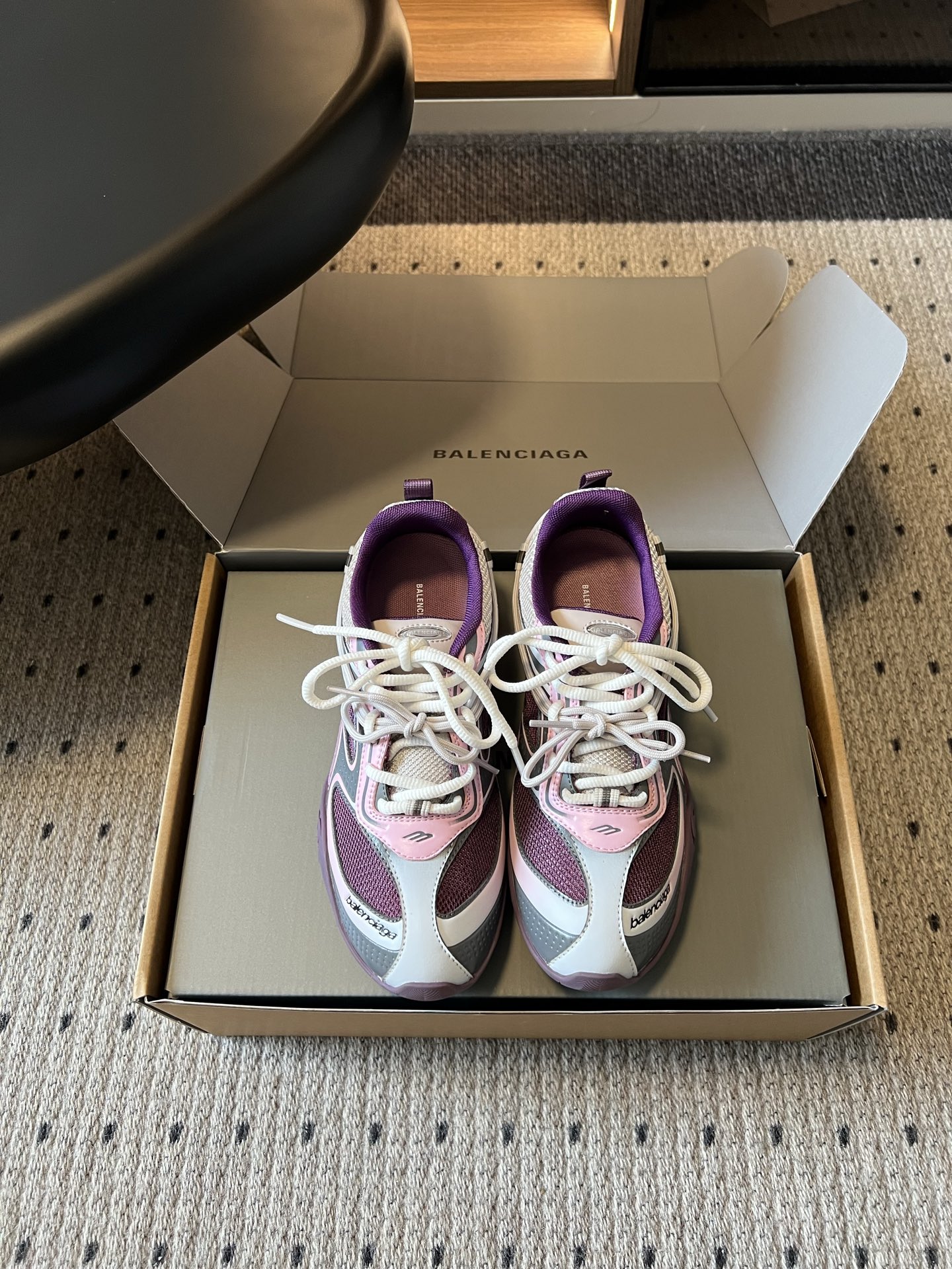 NO:871179,Balenciag*Radar series of new summer casual sports shoes break the brand's past heavy dad shoe style with a subversive low-profile design, cleverly integrating futuristic technological aesthetics with the light lines of ballet shoes. The shoe body is made with complex splicing technology, and breathable mesh and synthetic leather overlays are interlaced to create a futuristic technological appearance. It also brings excellent breathability to keep your feet fresh at all times.  The double shoelace system is a highlight of the design. The winding lace design not only strengthens the wrapping of the shoe upper, but also makes the overall shape more recognizable. The 3B logo on the toe and the size details on the heel low-key highlight the brand identity. Imported mesh upper/original customized upper Imported mesh lining outsole Original molded outsole Size 35/40 (custom-made 40 non-returnable and non-exchangeable), casual shoes/sports shoes, balenciaga, sneakers19860909Balenciag*Radar系列夏季新款休闲运动鞋 以颠覆传统的低廓形设计打破了品牌过往的厚重老爹鞋风格,将未来感科技美学与芭蕾鞋的轻盈线条巧妙融合,鞋身采用复杂拼接工艺打造,透气网布与合成革覆层交错组合,塑造出极具未来感的科技外观,同时带来出色的透气性,让双脚时刻保持清爽. 双鞋带系统是设计的一大亮点,缠绕式系带设计不仅强化了鞋面的包裹性,也让整体造型更具辨识度,鞋头的3B标识与后跟的尺码细节,低调彰显品牌身份. 鞋面进口网布/原版定制鞋面 内里进口网布 大底原版开模大底 码数35/40（40定做不退不换）,休闲鞋/运动鞋,balenciaga,sneakers,Women's Shoes