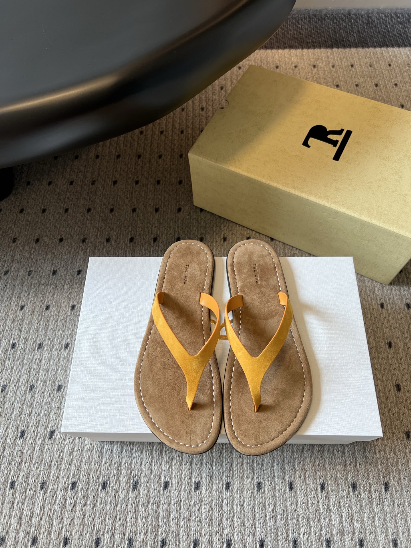 NO:871161,The Row26ss new summer minimalist flip-flops are built with minimalist aesthetics. The neat leather herringbone strap is matched with a delicate suede lining. The low-saturated colors have a high-end texture. Every detail has a relaxed and high-end atmosphere. It is suitable for summer shorts, linen wide-leg pants or resort-style dresses. It can be easily worn in casual and lazy daily wear, and can create a relaxed look without any effort. The upper is imported Yangjing, the lining is velvet, and the outsole is an original molded outsole.  Size 35/40 (custom-made size 40 is non-refundable and non-exchangeable), split-toe shoes, skirts, shorts, sheep19860909The Row26ss夏季新款极简人字拖 以极简主义美学打造,利落的皮革人字带搭配细腻反绒皮内里,低饱和色调自带高级质感,每一处细节都透着松弛的高级氛围. 适配夏日短裤、亚麻阔腿裤或度假风连衣裙,轻松穿出随性慵懒的日常穿搭,不费力就能打造松弛感造型. 鞋面进口羊京 内里绒布 大底原版开模大底 码数35/40（40定做不退不换）,分趾鞋,skirts,shorts,sheep,Women's Shoes