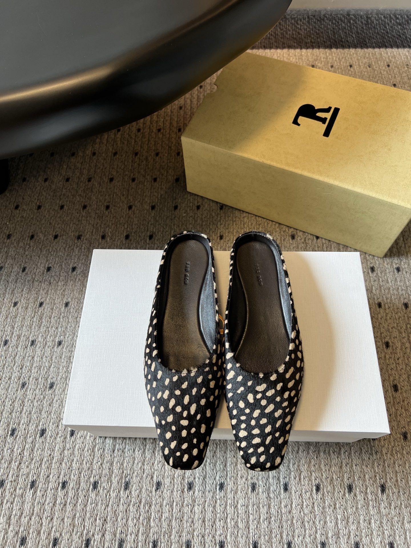NO:871151,The Ro*26ss new summer square-toe Mule half-mules, which come with lazy filters, including leopard print, polka dots and solid colors, all have a casual aura. They don’t choose the style at all. They look like a sassy and beautiful heroine on their feet. The square-toe version is super flattering, and the soft flat bottom fits the foot shape. You can walk all day without grinding your feet or pressing your face. The half-mug design is super easy to slip on, making it zero burden for lazy people to go out.  Imported horse hair upper, sheepskin lining, outsole Italian leather outsole, size 35/40 (40 custom made, non-returnable, non-exchangeable), half drag, sheepskin, Leather soles19860909The Ro*26ss夏季新款方头穆勒半拖 自带慵懒滤镜的豹纹、波点和纯色款都自带随性气场,完全不挑穿搭风格,上脚就是又飒又美的大女主既视感. 方头版型超修饰脚型,软乎乎的平底贴合脚型,暴走一天也不磨脚不压面,半拖设计一脚蹬超省事,懒人出门零负担. 鞋面进口马毛 内里羊皮 大底意大利真皮大底 码数35/40（40定做不退不换）,半拖,sheepskin,Leather soles,Women's Shoes