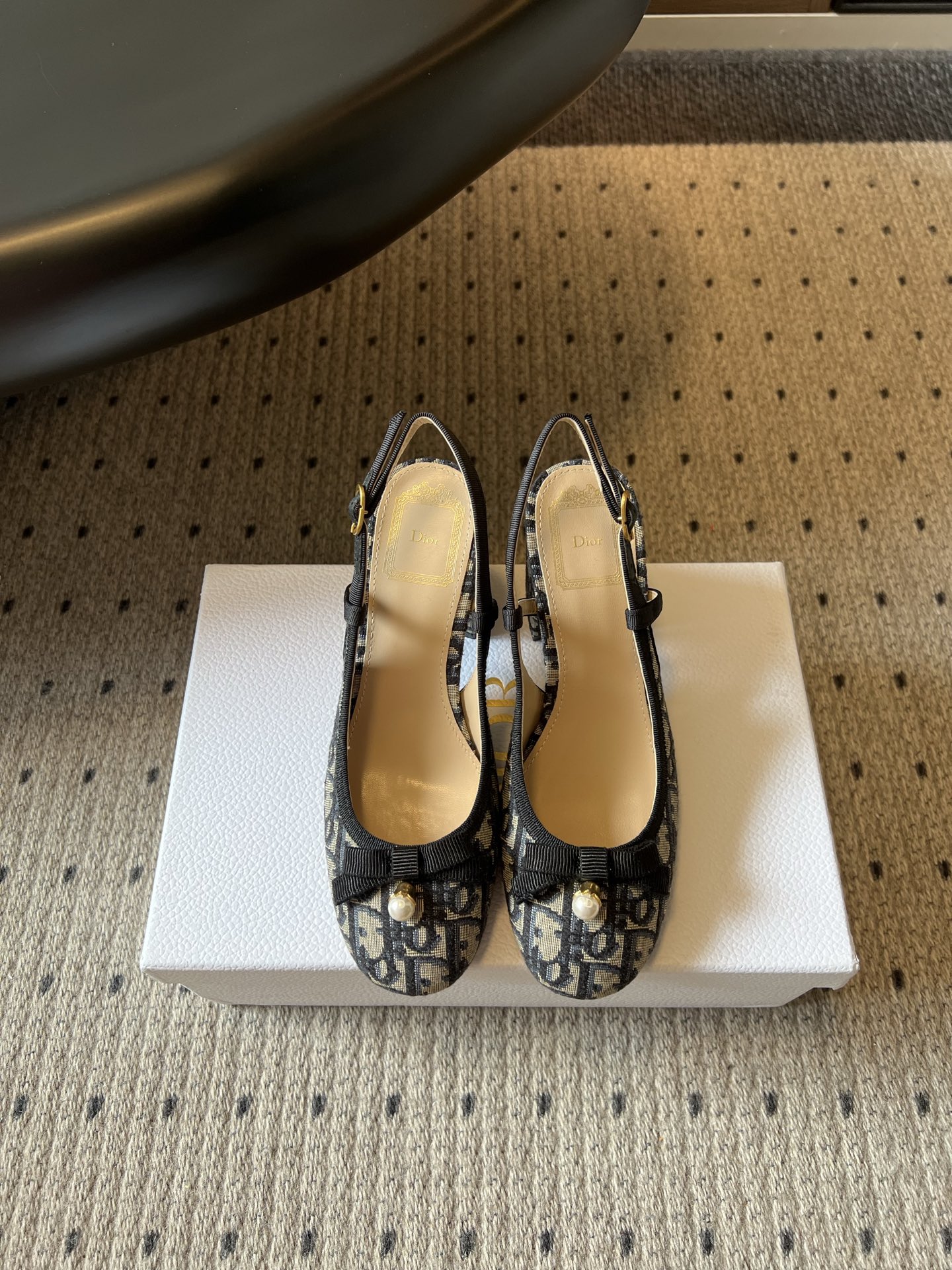NO:873738,Purchasing-grade Dior 26ss summer new bow pearl hollow back thick heel sandals. The round toe shape of the shoe softly modifies the outline of the toes. The toe is embellished with satin bows and round pearl studs. The exquisite details give a French gentle atmosphere. The heel has a thin strap with a metal adjustment buckle. The back hollow design exposes slender ankles, which just elongates the leg line. The classic thick heel style balances elegance and walking comfort.  The adaptability range of outfits is extremely wide. Off-white and nude pink are suitable for floral dresses and knitted skirts, which can easily create a gentle Korean and commuter lady look. The pure black rhombus style can be paired with suit cigarette pants to create a sophisticated and capable workplace outfit. The presbyopic fabric style has a retro and light luxury temperament. Upper sheepskin/original custom fabric Lining sheepskin outsole Italian leather outsole size 35-41 (customized sizes 40 and 41 are not returnable)  Heel height 7cm, sandals, dior, sandals, skirts, business suit, sheepskin, Leather soles19860909代购级 Dior 26ss夏季新款蝴蝶结珍珠后空粗跟凉鞋 圆润包头的鞋型柔和修饰脚趾轮廓,鞋头点缀缎面蝴蝶结搭配圆润珍珠饰钉,精致细节拉满法式温柔氛围,后跟细绊带搭配金属调节扣,后空设计露出纤细脚踝,恰到好处拉长腿部线条,经典粗跟款式平衡了优雅格调与行走舒适度. 穿搭的适配范围格外宽泛,米白与裸粉色系适配碎花连衣裙、针织半裙,轻松打造温柔韩系与通勤淑女造型,纯黑菱格款搭配西装烟管裤可打造精致干练的职场穿搭,老花面料款自带复古轻奢气质. 鞋面羊皮/原版定制面料 内里羊皮 大底意大利真皮大底 size35-41码（40、41码定制不退换） 跟高7cm,凉鞋,dior,sandals,skirts,business suit,sheepskin,Leather soles,Women's Shoes