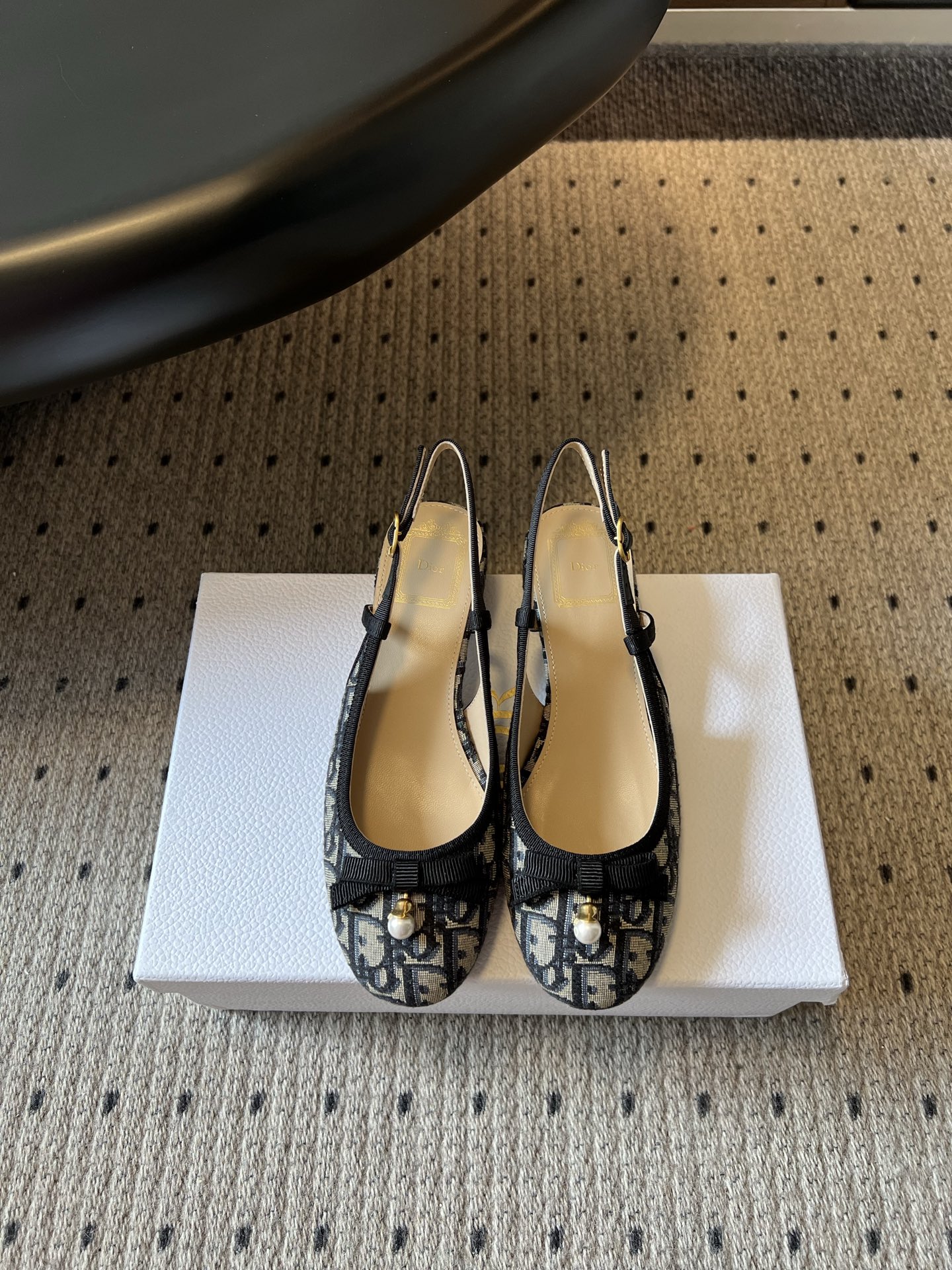 NO:873722,Purchasing-grade Dior 26ss new summer bow-knot pearl back low-heeled sandals. The rounded toe shape is soft and adaptable to all types of feet. The toe is embellished with a delicate satin bow and warm pearl beads. The small and exquisite decoration sets a gentle French tone. The heel has a thin leather strap with a metal adjustment buckle. The back-cut is cut to reveal the slender ankle line, visually optimizing the proportions of the legs.  It has high adaptability for daily wear. The off-white and nude pink rhombus models are suitable for floral dresses and knitted skirts, making it easy to create gentle commuting and dating wear. The pure black rhombus model can be paired with suit pants to create a smart workplace look. The retro presbyopic fabric has a light and luxurious retro atmosphere. Upper sheepskin/original custom fabric Lining sheepskin outsole Italian leather outsole size 35-41 (customized sizes 40 and 41 are not returnable)  Heel height 3cm, sandals, dior, sandals, skirts, business suit, sheepskin, Leather soles19860909代购级 Dior 26ss夏季新款蝴蝶结珍珠后空低跟凉鞋 圆润圆头版型柔和包容各类脚型,鞋头缀有细腻缎面蝴蝶结搭配温润珍珠饰珠,小巧精致的装饰奠定温柔法式基调,后跟细皮绊带搭配金属调节扣,后空剪裁露出纤细脚踝线条,视觉上优化腿部比例. 日常穿搭拥有超高适配属性,米白与裸粉菱格款适配碎花连衣裙、针织半身裙,轻松打造温柔通勤与约会穿搭,纯黑菱格款可搭配西装裤打造干练职场造型,复古老花面料自带轻奢复古氛围. 鞋面羊皮/原版定制面料 内里羊皮 大底意大利真皮大底 size35-41码（40、41码定制不退换） 跟高3cm,凉鞋,dior,sandals,skirts,business suit,sheepskin,Leather soles,Women's Shoes