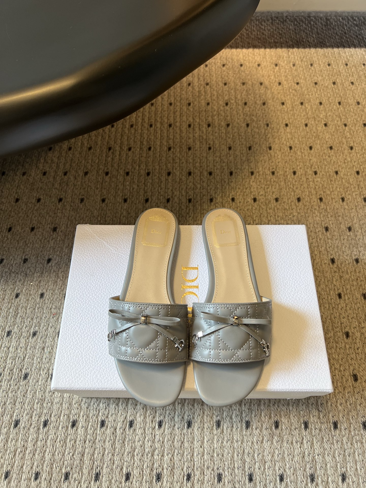 NO:873686,Purchasing-grade Dior 26ss summer new cannage pattern bow flip-flops. The upper adopts the brand's classic diamond quilting technology, which is soft and skin-friendly. The metal decorative bow at the toe is the finishing touch of the entire pair of shoes. It is exquisite and girlish, and shows brand recognition in a low-key manner.  There are no restrictions on matching. Pair it with straight jeans and a simple T-shirt for a relaxed and high-end everyday feel. Pair it with a light-colored dress or skirt and you can wear a gentle French atmosphere. It can be easily controlled whether it is commuting, shopping or a short trip. Sheepskin upper, sheepskin lining, outsole, Italian leather outsole  Size 35-41 (customized sizes 40 and 41 are not returnable), slippers, dior, slippers, skirts, jeans, tees, t-shirt, sheepskin, Leather soles19860909代购级 Dior 26ss夏季新款藤格纹蝴蝶结一字拖 鞋面采用品牌经典的菱格绗缝工艺,触感柔软亲肤.鞋头处的金属饰件蝴蝶结,是整双鞋的点睛之笔,精致又带着少女感,低调中尽显品牌辨识度. 搭配上没有任何限制,配直筒牛仔裤和简约T恤,就是松弛又高级的日常感；搭一条浅色系连衣裙或半身裙,又能穿出温柔的法式氛围,不管是通勤、逛街还是短途出行都能轻松驾驭. 鞋面羊皮 内里羊皮 大底意大利真皮大底 size35-41码（40、41码定制不退换）,拖鞋,dior,slippers,skirts,jeans,tees，t-shirt,sheepskin,Leather soles,Women's Shoes