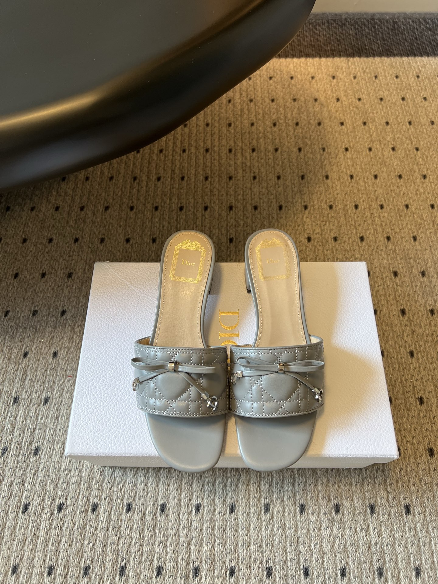 NO:873664,Purchasing-grade Dior 26ss summer new cannage pattern bow low-heeled flip-flops. The upper adopts the brand's classic diamond quilting technology, which is soft and skin-friendly. The metal decorative bow at the toe is the finishing touch of the entire pair of shoes. It is exquisite and girlish, and shows brand recognition in a low-key manner.  There are no restrictions on matching. Pair it with straight jeans and a simple T-shirt for a relaxed and high-end everyday look. Pair it with a light-colored dress or skirt and you can wear a gentle French atmosphere. It can be easily controlled whether it is commuting, shopping or a short trip. Sheepskin upper, sheepskin lining, Italian genuine leather outsole, size 35-41 (customized sizes 40 and 41 are not returnable)  Heel height 4cm, slippers, dior, slippers, skirts, jeans, tees, t-shirt, sheepskin, Leather soles19860909代购级 Dior 26ss夏季新款藤格纹蝴蝶结低跟一字拖 鞋面采用品牌经典的菱格绗缝工艺,触感柔软亲肤.鞋头处的金属饰件蝴蝶结,是整双鞋的点睛之笔,精致又带着少女感,低调中尽显品牌辨识度. 搭配上没有任何限制,配直筒牛仔裤和简约T恤,就是松弛又高级的日常感；搭一条浅色系连衣裙或半身裙,又能穿出温柔的法式氛围,不管是通勤、逛街还是短途出行都能轻松驾驭. 鞋面羊皮 内里羊皮 大底意大利真皮大底 size35-41码（40、41码定制不退换） 跟高4cm,拖鞋,dior,slippers,skirts,jeans,tees，t-shirt,sheepskin,Leather soles,Women's Shoes