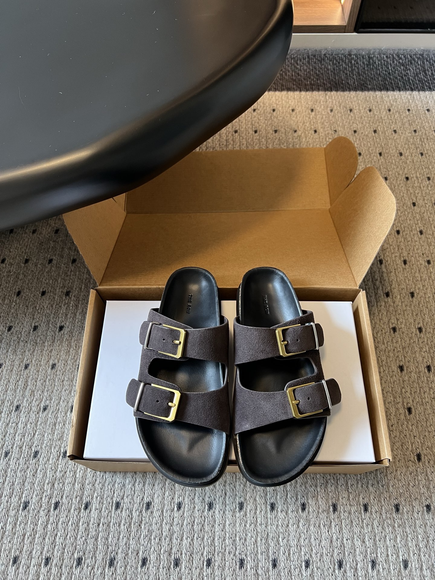 NO:874170,Purchasing agent The Row 26ss new summer double-button Birkenstock sandals. The suede material creates a delicate and soft texture. The double wide straps are matched with a retro metal buckle design, which is simple and has a high-end atmosphere. The two classic colors are suitable for different wearing styles. The metal buckle can be adjusted freely and is very friendly to different foot types. The thick and soft insole brings a comfortable foot feel. There is no pressure for daily walking for a long time, and you can easily say goodbye to the worry of grinding your feet. Upper cowhide leather lining cowhide  Outsole original molded outsole size 35-40 (customized size 40 is not returnable) Heel height 2.5cm, slippers, slippers, cowhide19860909代购级 The Row 26ss夏季新款双扣勃肯凉拖 绒面材质打造出细腻柔和的质感,双条宽带搭配复古金属扣设计,简约又自带高级氛围感,两种经典色调适配不同穿搭风格. 金属搭扣可自由调节松紧,对不同脚型都十分友好,厚软的鞋垫带来舒适脚感,日常出门久走也毫无压力,轻松告别磨脚烦恼. 鞋面牛皮 内里牛皮 大底原版开模大底 size35-40码（40码定制不退换） 跟高2.5cm,拖鞋,slippers,cowhide,Women's Shoes