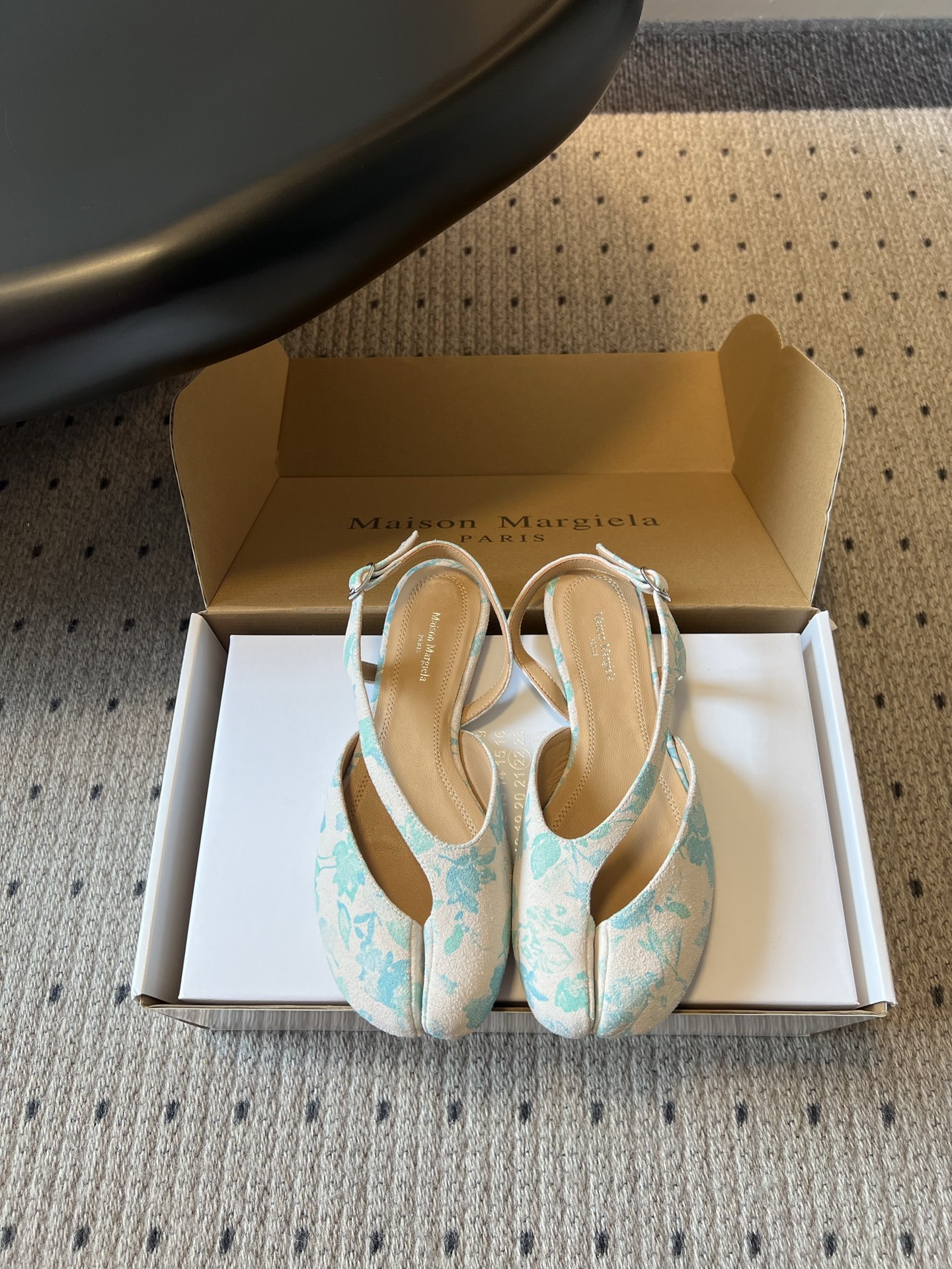 NO:874154,Purchasing-grade Maison Margiela 26ss new summer split-toe flat sandals. The iconic split-toe cut is the soul design of the entire pair of shoes. The retro round toe line is soft and rounded. It is paired with side hollows and a thin buckle strap on the heel to easily outline the beautiful lines of the ankle. It has a French lazy retro style.  The matching level is suitable for a variety of daily wear. Pair with drapey suit pants to create a casual commuting look. Pair with cotton and linen skirts or floral dresses to create a gentle atmosphere. It can also be easily matched with denim shorts for daily use. It can be used in various scenes of commuting, outings and dates. The upper is made of beaded cowhide, the lining is cowhide, and the outsole is original molded outsole size 35-40 (40 size customization is non-returnable), split-toe shoes, sandals, skirts, shorts, business suit, cowhide19860909代购级 Maison Margiela 26ss夏季新款分趾后空平底凉鞋 鞋身标志性分趾剪裁是整双鞋的灵魂设计,复古圆头线条柔和圆润,搭配侧边镂空与后跟细扣绊带,轻松勾勒脚踝优美线条,自带法式慵懒复古格调. 搭配层面适配多种日常穿搭,搭配垂感西装裤打造随性通勤造型,搭配棉麻半身裙或是碎花连衣裙尽显温柔氛围感,日常搭配牛仔短裤也能轻松出彩,通勤出游约会各类场景都能驾驭. 鞋面开标珠牛皮 内里牛皮 大底原版开模大底 size35-40码（40码定制不退换）,分趾鞋,sandals,skirts,shorts,business suit,cowhide,Women's Shoes