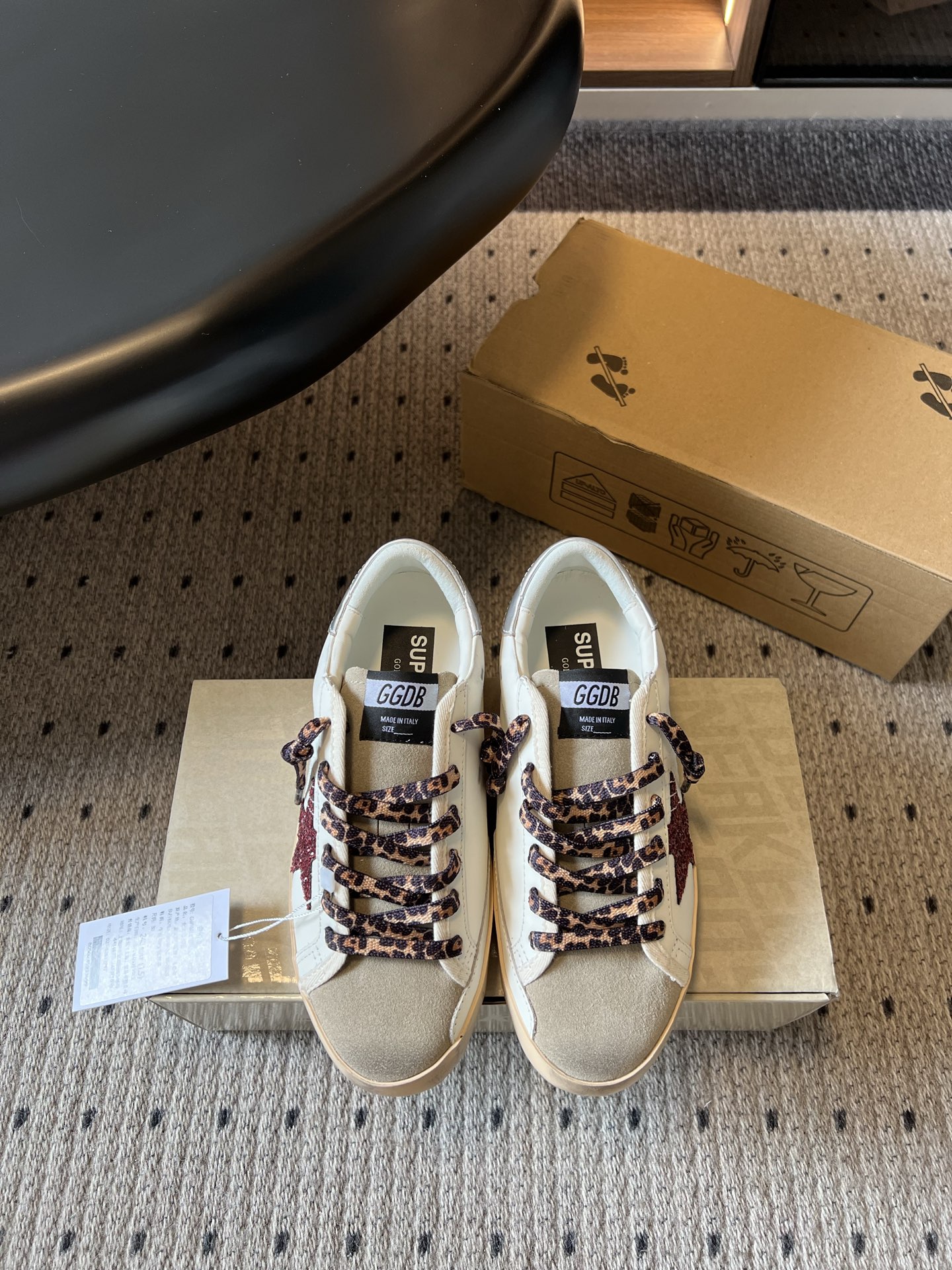 NO:874190,Purchasing agent grade GGDB 26ss summer new leopard print shoelace star distressed small dirty shoes. This retro distressed sneaker combines American retro and sweet and cool dressing styles. The shoe body is off-white distressed leather with a light gray suede toe cap. The side is decorated with burgundy sparkling diamond five-pointed stars. It is paired with the recognizable leopard print woven shoelaces. The contrasting design easily breaks out of the monotony of the basic model. There is a 4cm invisible inner heightening structure hidden inside, quietly optimizing the body proportions.  The matching options are rich and varied. Pair them with slim straight jeans for daily casual street style. Pair them with short denim jackets and work skirts to highlight the hot girl atmosphere. Cowhide upper, leather lining, original open molded outsole, size 35-40 (customized size 40 is non-refundable), heel height 4cm, casual shoes/sports shoes, sneakers, skirts, jeans, jackets & coats, cowhide19860909代购级 GGDB 26ss夏季新款豹纹鞋带星星做旧小脏鞋 这款复古做旧板鞋融合美式复古与甜酷穿搭风格,鞋身米白做旧皮面搭配浅灰反毛皮鞋头,侧边点缀酒红闪钻五角星装饰,搭配辨识度满满的豹纹编织鞋带,撞色设计轻松跳出基础款的单调,内里暗藏4公分隐形内增高结构,悄悄优化身形比例. 搭配选择丰富多变,日常搭配修身直筒牛仔裤打造随性街头风,搭配短款牛仔外套与工装短裙凸显辣妹氛围感. 鞋面牛皮 内里牛皮 大底原版开模大底 size35-40码（40码定制不退换） 跟高4cm,休闲鞋/运动鞋,sneakers,skirts,jeans,jackets & coats,cowhide,Women's Shoes