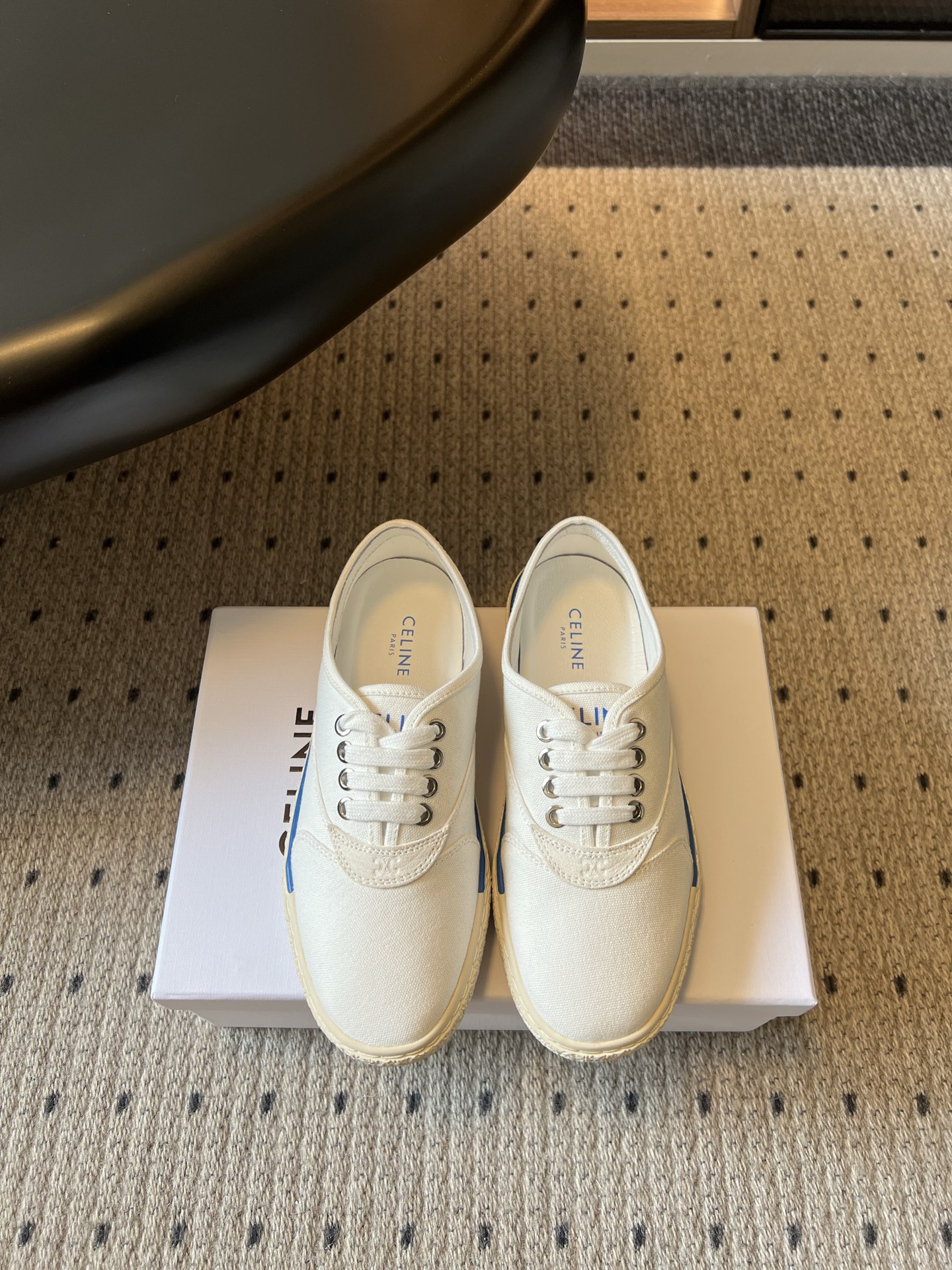 NO:886196,Top quality Celine /26ss spring and summer new retro canvas casual sneakers. This canvas shoe focuses on simple French casual tones. It uses fine and wear-resistant canvas fabric to create a neat shoe body. The sides are decorated with contrasting thin strips, metal eyelets and flat shoelaces of the same color. The shoe shape has clean and soft lines, and has a casual retro atmosphere ~  It is suitable for daily matching in many styles. Pair it with straight denim trousers to create a refreshing Korean casual outfit. Pair it with a cotton and linen skirt to highlight a relaxed literary texture. Pair it with sports pants for daily fitness trips. The bright sapphire blue model can brighten up basic outfits. The off-white and pure white models are gentle and versatile, easily suitable for daily commuting, shopping and other various scenes. Customized canvas upper, sheepskin lining, outsole, rubber outsole  size 35-40 (customized sizes 40 are non-refundable), casual shoes/sports shoes, celine, sneakers, skirts, sheepskin19860909顶级品质 Celine /26ss春夏新款复古帆布休闲板鞋 这款帆布鞋主打简约法式休闲调性,甄选细腻耐磨帆布面料打造利落鞋身,侧边点缀撞色细条包边,金属孔眼搭配同色系扁鞋带,鞋型线条利落柔和,自带随性复古氛围感～ 穿搭适配多风格日常搭配,搭配直筒牛仔长裤打造清爽韩系休闲穿搭,搭配棉麻半身长裙凸显松弛文艺质感,搭配运动卫裤适配日常健身出行,亮色宝蓝款可以提亮基础穿搭,米白与纯白款温柔百搭,轻松适配日常通勤 逛街等 各类场景 鞋面定制帆布 内里羊皮 大底橡胶大底 size35-40码（40码定制不退换）,休闲鞋/运动鞋,celine,sneakers,skirts,sheepskin,Women's Shoes