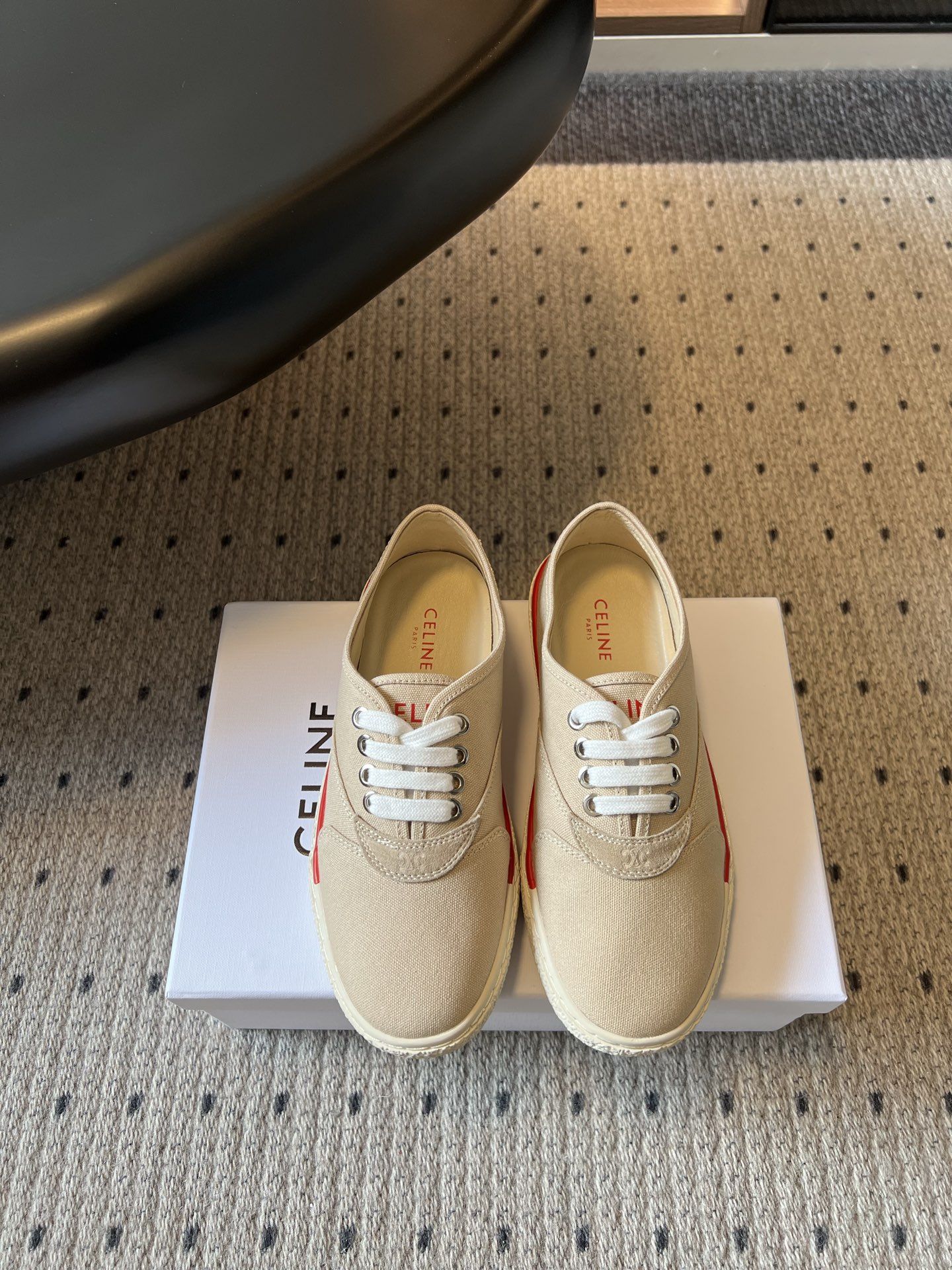 NO:873902,Celin*26ss new spring and summer retro canvas casual sneakers with contrasting edges. These canvas shoes focus on simple French casual tones. They are made of fine and wear-resistant canvas fabric to create a neat shoe body. The sides are decorated with contrasting thin strips, metal eyelets and flat shoelaces of the same color. The shoe shape has clean and soft lines, and has a casual retro atmosphere.  It is suitable for daily wear in various styles. Pair it with straight denim trousers to create a refreshing Korean casual outfit. Pair it with a cotton and linen skirt to highlight a relaxed literary texture. Pair it with sports pants for daily fitness trips. The bright sapphire blue model can brighten up basic outfits. The off-white and pure white models are gentle and versatile, easily suitable for commuting, traveling, shopping and other scenes. Customized canvas upper, sheepskin lining, outsole, rubber outsole  Size 35/40 (40 is custom-made and cannot be returned or exchanged), casual shoes/sports shoes, celine, sneakers, skirts, sheepskin19860909Celin*26ss春夏新款撞色边复古帆布休闲板鞋 这款帆布鞋主打简约法式休闲调性,甄选细腻耐磨帆布面料打造利落鞋身,侧边点缀撞色细条包边,金属孔眼搭配同色系扁鞋带,鞋型线条利落柔和,自带随性复古氛围感. 穿搭适配多风格日常搭配,搭配直筒牛仔长裤打造清爽韩系休闲穿搭,搭配棉麻半身长裙凸显松弛文艺质感,搭配运动卫裤适配日常健身出行,亮色宝蓝款可以提亮基础穿搭,米白与纯白款温柔百搭,轻松适配通勤、出游、逛街等各类场景. 鞋面定制帆布 内里羊皮 大底橡胶大底 码数35/40（40定做不退不换）,休闲鞋/运动鞋,celine,sneakers,skirts,sheepskin,Women's Shoes