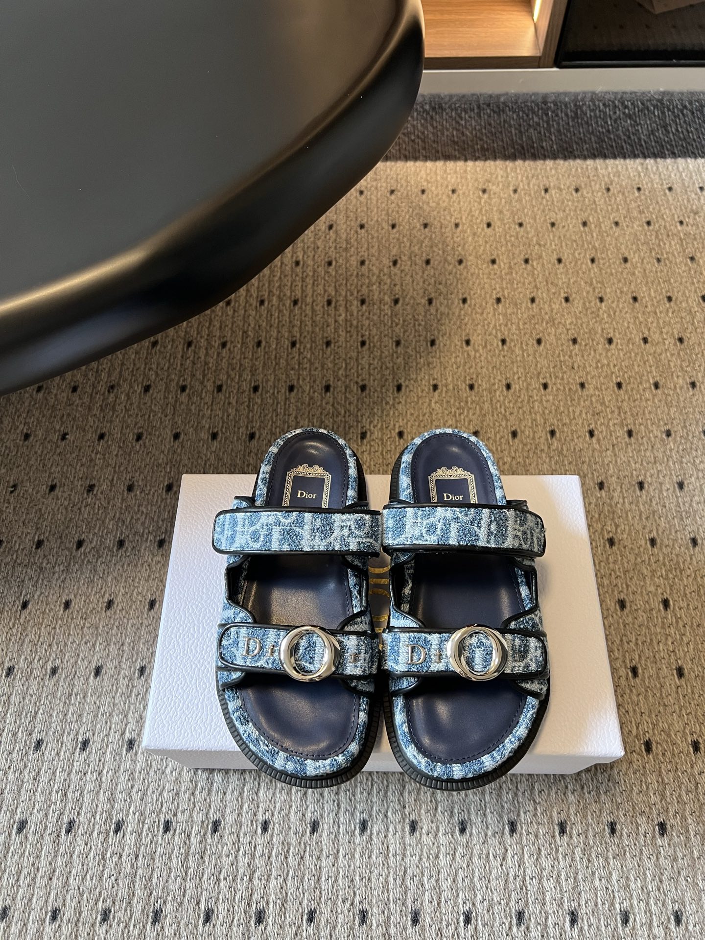 NO:874211,The top version of Dior 26ss summer new presbyopic double-button thick-soled sandals. This presbyopic sandal has a light luxury retro style. The classic patterns printed all over the upper create a strong French atmosphere. The double wide strips are paired with round metal buckles as visual highlights. The metal accessories are exquisite and eye-catching. The size of the straps can be finely adjusted to suit different instep heights. It is very friendly to high insteps or fleshy feet.  The matching aspect is suitable for various outfit ideas in summer. It can be easily paired with denim shorts for daily wear to create casual street wear. Paired with floral dresses, it can neutralize the femininity of skirts. Customized original D letter on the upper. Customized original D letter on the lining. Original open molded outsole. Size 35-41 (customized size 41 is non-refundable). Heel height 3.5cm, slippers, sandals, dior, sandals, slippers, skirts, shorts.19860909顶级版本 Dior 26ss夏季新款老花双扣厚底凉拖 这款老花凉拖自带轻奢复古格调,鞋面满印的经典纹样打造浓郁的法式氛围感,双条宽带搭配圆形金属扣饰作为视觉亮点,金属配饰质感细腻亮眼,可微调绑带尺寸适配不同脚背高低,对高脚背或是肉脚都十分友好. 搭配层面适配夏日多种穿搭思路,日常搭配牛仔短裤轻松打造随性街头穿搭,搭配碎花连衣裙能够中和裙装的柔媚. 鞋面定制原版D字母 内里定制原版D字母 大底原版开模大底 size35-41码（41码定制不退换） 跟高3.5cm,拖鞋凉鞋,dior,sandals,slippers,skirts,shorts,Women's Shoes
