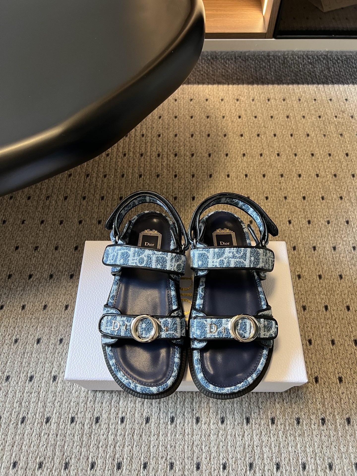 NO:874218,The top version of Dior 26ss summer new presbyopic double-button thick-soled sandals. This presbyopic sandal has a light and luxurious retro style. The classic pattern printed all over the upper creates a strong French atmosphere. The double wide strips are paired with round metal buckles as visual highlights. The metal accessories have a delicate and eye-catching texture. The strap size can be finely adjusted to suit different instep heights. It is very friendly to high insteps or fleshy feet.  The matching aspect is suitable for various outfit ideas in summer. It can be easily paired with denim shorts for daily wear to create casual street wear. Paired with floral dresses, it can neutralize the femininity of skirts. Customized original D letter on the upper. Customized original D letter on the lining. Original open molded outsole. Size 35-41 (customized size 41 is non-refundable). Heel height 3.5cm, slippers, sandals, dior, sandals, slippers, skirts, shorts.19860909顶级版本 Dior 26ss夏季新款老花双扣厚底凉鞋 这款老花凉拖自带轻奢复古格调,鞋面满印的经典纹样打造浓郁的法式氛围感,双条宽带搭配圆形金属扣饰作为视觉亮点,金属配饰质感细腻亮眼,可微调绑带尺寸适配不同脚背高低,对高脚背或是肉脚都十分友好. 搭配层面适配夏日多种穿搭思路,日常搭配牛仔短裤轻松打造随性街头穿搭,搭配碎花连衣裙能够中和裙装的柔媚. 鞋面定制原版D字母 内里定制原版D字母 大底原版开模大底 size35-41码（41码定制不退换） 跟高3.5cm,拖鞋凉鞋,dior,sandals,slippers,skirts,shorts,Women's Shoes