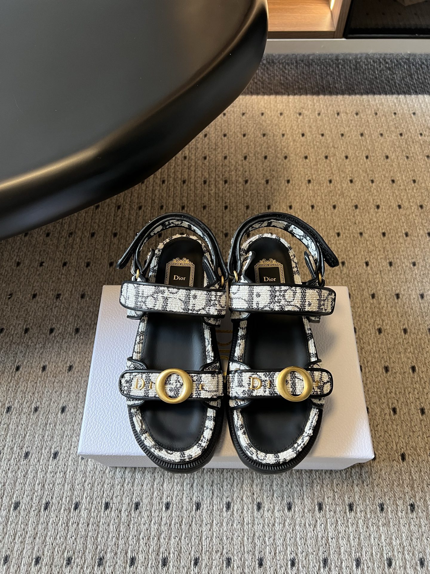 NO:874225,The top version of Dior 26ss summer new presbyopic double buckle thick-soled sandals. This presbyopic sandal has a light luxury retro style. The classic patterns printed all over the upper create a strong French atmosphere. The double wide strips are paired with round metal buckles as visual highlights. The texture of the metal accessories is delicate and eye-catching. The size of the straps can be fine-tuned to suit different instep heights. It is very friendly to high insteps or fleshy feet.  The matching aspect is suitable for various outfit ideas in summer. It can be easily paired with denim shorts for daily wear to create casual street wear. Paired with floral dresses, it can neutralize the femininity of skirts. Customized original D letter on the upper. Customized original D letter on the lining. Original open molded outsole. Size 35-41 (customized size 41 is non-refundable). Heel height 6.5cm, slippers, sandals, dior, sandals, slippers, skirts, shorts.19860909顶级版本 Dior 26ss夏季新款老花双扣带厚底凉鞋 这款老花凉拖自带轻奢复古格调,鞋面满印的经典纹样打造浓郁的法式氛围感,双条宽带搭配圆形金属扣饰作为视觉亮点,金属配饰质感细腻亮眼,可微调绑带尺寸适配不同脚背高低,对高脚背或是肉脚都十分友好. 搭配层面适配夏日多种穿搭思路,日常搭配牛仔短裤轻松打造随性街头穿搭,搭配碎花连衣裙能够中和裙装的柔媚. 鞋面定制原版D字母 内里定制原版D字母 大底原版开模大底 size35-41码（41码定制不退换） 跟高6.5cm,拖鞋凉鞋,dior,sandals,slippers,skirts,shorts,Women's Shoes