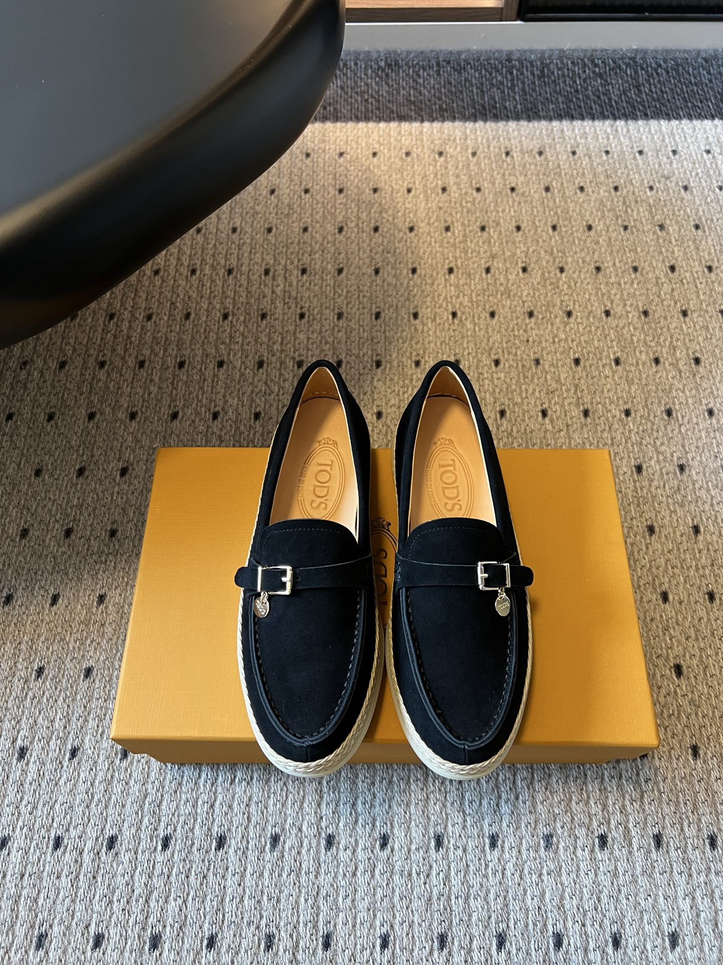 NO:876565,TOD'*26ss summer new fisherman braided edge metal buckle beanie loafers. These classic loafers continue the Italian lazy style. The shoe body is made of fine anti-velvet frosted fabric. The shoe body has a strap across the body with a metal square buckle and a small pendant hanging as the finishing detail. The side edge of the shoe is surrounded by a handmade hemp rope braided border.  The outfit is suitable for daily looks in all scenarios. Pair it with suit and cigarette trousers for commuting to create a smart workplace outfit. Pair it with straight-leg denim nine-point pants for casual wear to unlock a relaxed atmosphere. Pair it with knitted skirt in spring and it is gentle and elegant. The burgundy style is suitable for festive atmosphere. The light color is suitable for fresh daily life. The black is versatile and stain-resistant and suitable for all seasons. The upper is Yangjing/high mercerized cow suede, and the lining is imported water-dyed cowhide. The outsole is the original open-molded outsole.  size 35-40 (customized size 40 is non-refundable), loafers, Tod's, loafers, espadrilles, skirts, business suit, cowhide, sheep19860909TOD'*26ss夏季新款渔夫编织边金属扣豆豆乐福鞋 这款经典乐福鞋延续意式慵懒格调,甄选细腻反绒磨砂面料打造鞋身,鞋身横跨饰带搭配金属方扣与小吊坠挂饰作为点睛细节,鞋侧沿边环绕手工麻绳编织围边. 穿搭适配全场景日常造型,通勤搭配西装烟管裤打造干练职场穿搭,休闲搭配直筒牛仔九分裤解锁松弛氛围感,春日搭配针织半身裙温柔雅致,酒红款适配节日氛围感穿搭,浅色系适配清新日常,黑色百搭耐脏适配四季穿搭. 鞋面羊京/高丝光牛反绒 内里进口水染牛皮 大底原版开模大底 size35-40码（40码定制不退换）,乐福鞋,Tod's,loafers,espadrilles,skirts,business suit,cowhide,sheep,Women's Shoes