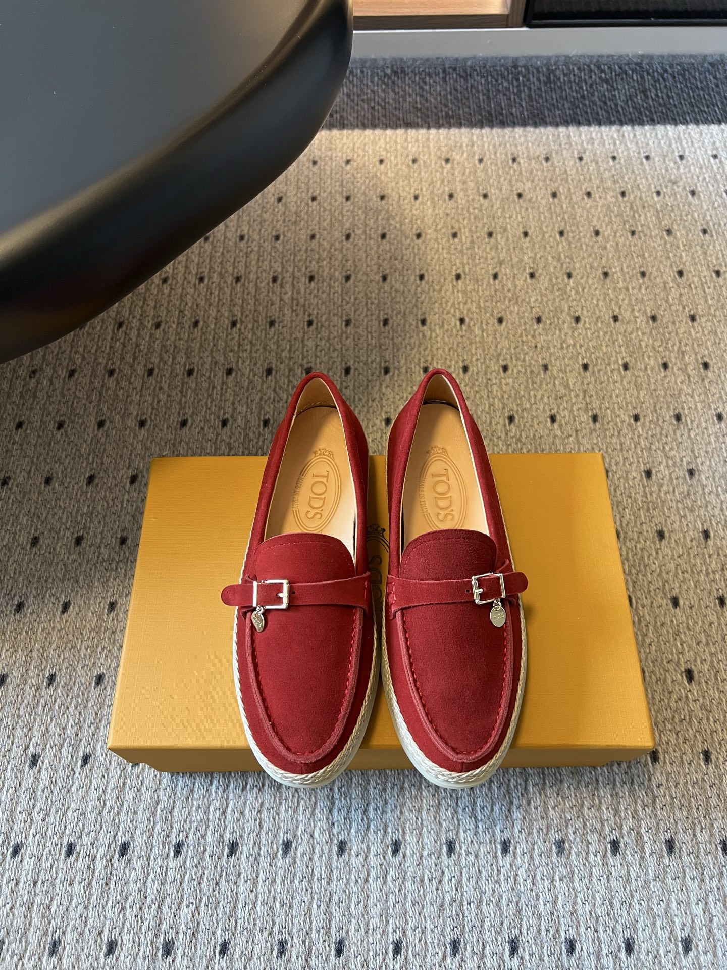 NO:876572,TOD'*26ss summer new fisherman braided edge metal buckle beanie loafers. These classic loafers continue the Italian lazy style. The shoe body is made of fine anti-velvet frosted fabric. The shoe body has a strap across the body with a metal square buckle and a small pendant hanging as the finishing detail. The side edge of the shoe is surrounded by a handmade hemp rope braided border.  The outfit is suitable for daily looks in all scenarios. Pair it with suit and cigarette trousers for commuting to create a smart workplace outfit. Pair it with straight-leg denim nine-point pants for casual wear to unlock a relaxed atmosphere. Pair it with knitted skirt in spring and it is gentle and elegant. The burgundy style is suitable for festive atmosphere. The light color is suitable for fresh daily life. The black is versatile and stain-resistant and suitable for all seasons. The upper is Yangjing/high mercerized cow suede, and the lining is imported water-dyed cowhide. The outsole is the original open-molded outsole.  size 35-40 (customized size 40 is non-refundable), loafers, Tod's, loafers, espadrilles, skirts, business suit, cowhide, sheep19860909TOD'*26ss夏季新款渔夫编织边金属扣豆豆乐福鞋 这款经典乐福鞋延续意式慵懒格调,甄选细腻反绒磨砂面料打造鞋身,鞋身横跨饰带搭配金属方扣与小吊坠挂饰作为点睛细节,鞋侧沿边环绕手工麻绳编织围边. 穿搭适配全场景日常造型,通勤搭配西装烟管裤打造干练职场穿搭,休闲搭配直筒牛仔九分裤解锁松弛氛围感,春日搭配针织半身裙温柔雅致,酒红款适配节日氛围感穿搭,浅色系适配清新日常,黑色百搭耐脏适配四季穿搭. 鞋面羊京/高丝光牛反绒 内里进口水染牛皮 大底原版开模大底 size35-40码（40码定制不退换）,乐福鞋,Tod's,loafers,espadrilles,skirts,business suit,cowhide,sheep,Women's Shoes