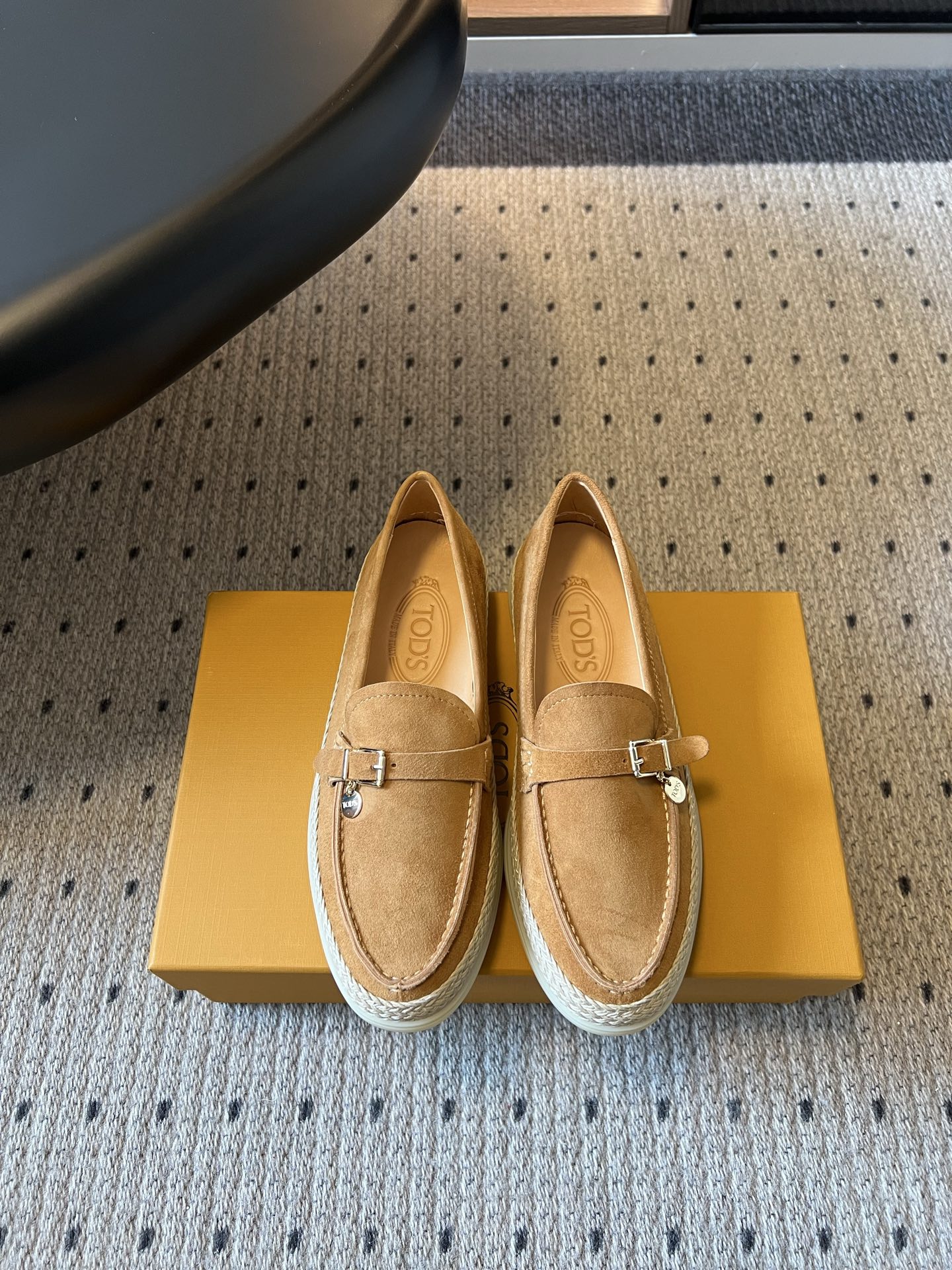 NO:876577,TOD'*26ss summer new fisherman braided edge metal buckle beanie loafers. These classic loafers continue the Italian lazy style. The shoe body is made of fine anti-velvet frosted fabric. The shoe body has a strap across the body with a metal square buckle and a small pendant hanging as the finishing detail. The side edge of the shoe is surrounded by a handmade hemp rope braided border.  The outfit is suitable for daily looks in all scenarios. Pair it with suit and cigarette trousers for commuting to create a smart workplace outfit. Pair it with straight-leg denim nine-point pants for casual wear to unlock a relaxed atmosphere. Pair it with knitted skirt in spring and it is gentle and elegant. The burgundy style is suitable for festive atmosphere. The light color is suitable for fresh daily life. The black is versatile and stain-resistant and suitable for all seasons. The upper is Yangjing/high mercerized cow suede, and the lining is imported water-dyed cowhide. The outsole is the original open-molded outsole.  size 35-40 (customized size 40 is non-refundable), loafers, Tod's, loafers, espadrilles, skirts, business suit, cowhide, sheep19860909TOD'*26ss夏季新款渔夫编织边金属扣豆豆乐福鞋 这款经典乐福鞋延续意式慵懒格调,甄选细腻反绒磨砂面料打造鞋身,鞋身横跨饰带搭配金属方扣与小吊坠挂饰作为点睛细节,鞋侧沿边环绕手工麻绳编织围边. 穿搭适配全场景日常造型,通勤搭配西装烟管裤打造干练职场穿搭,休闲搭配直筒牛仔九分裤解锁松弛氛围感,春日搭配针织半身裙温柔雅致,酒红款适配节日氛围感穿搭,浅色系适配清新日常,黑色百搭耐脏适配四季穿搭. 鞋面羊京/高丝光牛反绒 内里进口水染牛皮 大底原版开模大底 size35-40码（40码定制不退换）,乐福鞋,Tod's,loafers,espadrilles,skirts,business suit,cowhide,sheep,Women's Shoes
