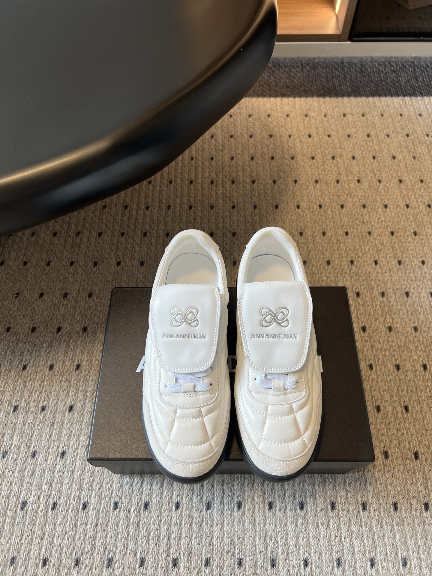 NO:874138,Purchasing-grade AnnAndelman 26ss summer new versatile casual flip-up retro Forrest shoes. With its neat silhouette, these flip-up sneakers can easily match the atmosphere of daily wear. The regular diamond quilting pattern on the upper adds a three-dimensional sense of layering, bidding farewell to the dull look of monotonous flat leather. The rounded cut of the toe box can securely wrap the toes, and there will be no trouble of pinching and grinding the toes when walking for a long time.  The iconic clamshell tongue design is the highlight of the entire pair of shoes. The surface of the clamshell is embossed with the exquisite brand logo. The way to put on and take off the shoes without tying is both beautiful and convenient. Open the tongue casually and you can easily put your feet on and go out. Upper cowhide leather lining TPU outsole Size 35-40 (customized size 40 is non-refundable) Heel height 3cm, casual shoes/sports shoes, sneakers, cowhide, sheepskin19860909代购级 AnnAndelman 26ss夏季新款百搭休闲翻盖复古阿甘鞋 这款翻盖板鞋凭借利落的版型轻松拿捏日常穿搭的氛围感,鞋面规整的菱格绗缝纹路增添立体层次感,告别单调平皮的沉闷观感,鞋头圆润的剪裁能够稳妥包裹脚趾,长时间行走也不会出现挤脚磨皮的困扰. 标志性的翻盖鞋舌设计是整双鞋的点睛之处,翻盖表面压印精致品牌标识,不用系鞋带的穿脱方式兼顾美观与便捷,随性掀开鞋舌就能轻松套脚出门. 鞋面牛皮 内里羊皮 大底TPU大底 size35-40码（40码定制不退换） 跟高3cm,休闲鞋/运动鞋,sneakers,cowhide,sheepskin,Women's Shoes
