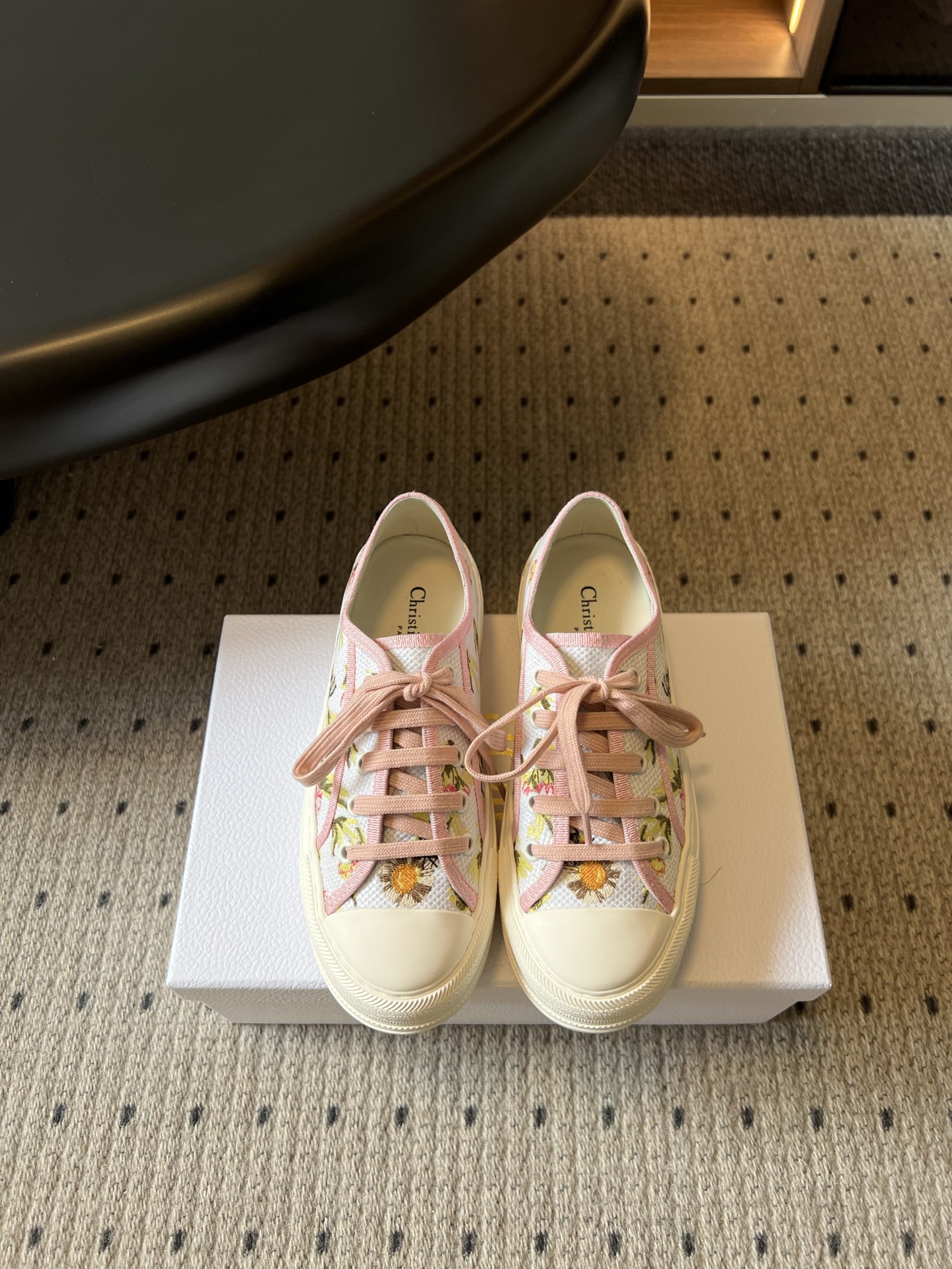NO:877061,The top version of Dior 26ss summer new presbyopic embroidered thick-soled canvas shoes. This pair of presbyopic casual sneakers is a universal formula for daily wear. It has a relaxed and refined atmosphere. It can be easily adapted to create a casual street style or a gentle Korean style, and can easily become the finishing touch of the style.  Its matching compatibility is perfect. It can be worn with straight jeans for a casual and lazy everyday feel. It can be worn with a floral long skirt to unlock a sweet-cool balance of girlishness. It can also be worn with sports leggings for a vibrant street aura. It can be worn from commuting, shopping to short trips, and you can wear your own style without having to worry about matching. Original custom-made upper, cowhide lining, original molded outsole  Size 35-41 (customized size 41 is non-returnable) Heel height 5cm, casual shoes/sports shoes, dior, sneakers, skirts, jeans, cowhide19860909顶级版本 Dior 26ss夏季新款老花刺绣厚底帆布鞋 这双老花休闲板鞋是日常穿搭的万能公式,自带松弛又精致的氛围感,不管是打造随性街头风还是温柔韩系风都能轻松适配,轻松成为造型里的点睛之笔. 它的搭配兼容性堪称满分,搭配直筒牛仔裤能穿出随性慵懒的日常感,搭配碎花长裙又能解锁甜酷平衡的少女感,搭配运动束脚裤时也能穿出活力满满的街头气场,从通勤、逛街到短途出游都能hold住,不用费心搭配也能穿出专属风格. 鞋面原版定制鞋面 内里牛皮 大底原版开模大底 size35-41码（41码定制不退换） 跟高5cm,休闲鞋/运动鞋,dior,sneakers,skirts,jeans,cowhide,Women's Shoes