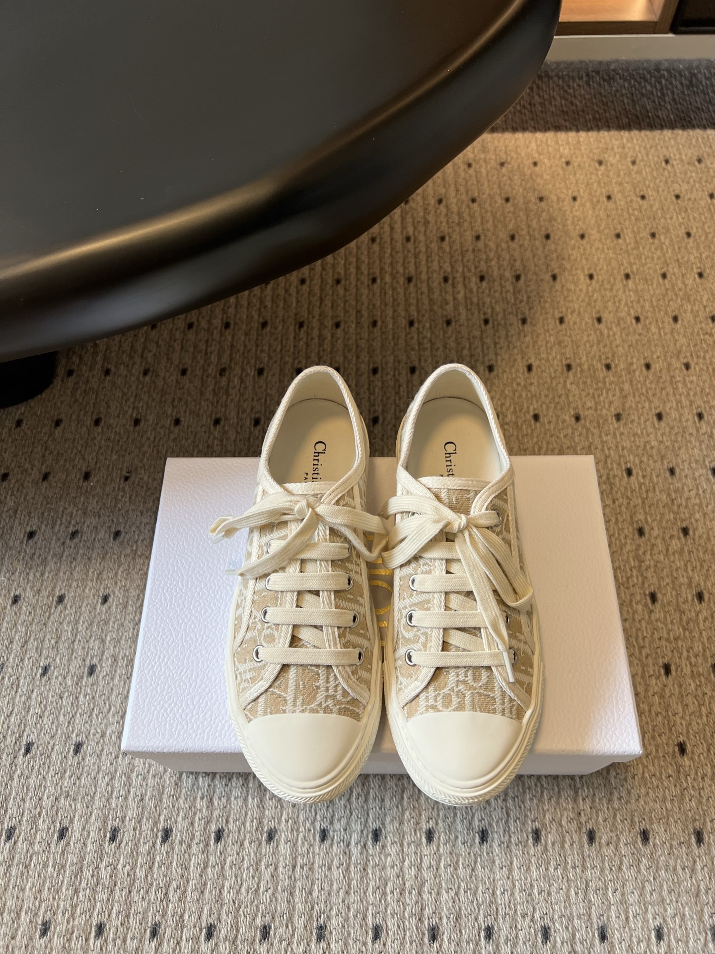 NO:877073,The top version of Dior 26ss summer new presbyopic embroidered casual canvas shoes. This pair of presbyopic embroidered lace-up casual sneakers is a versatile ace in the shoe cabinet. It has a relaxed and refined atmosphere. It can be easily adapted to create casual street style or gentle Korean style, and can easily become the finishing touch in the style.  Its matching compatibility is perfect. It can be worn with straight-leg jeans for a casual and lazy daily feel. It can be worn with a floral long skirt to unlock a sweet-cool balance of girlishness. It can also be worn with sports leggings to create a vibrant street aura. It can be worn from commuting to shopping to short trips. You can wear your own style without having to worry about matching. Original custom-made upper, cowhide lining, original open-molded outsole  size 35-41 (customized sizes 41 are non-returnable) Heel height 3.5cm, casual shoes/sports shoes, dior, sneakers, skirts, jeans, cowhide19860909顶级版本 Dior 26ss夏季新款老花刺绣休闲帆布鞋 这双老花刺绣系带休闲板鞋是鞋柜里的百搭王牌,自带松弛又精致的氛围感,不管是打造随性街头风还是温柔韩系风都能轻松适配,轻松成为造型里的点睛之笔. 它的搭配兼容性堪称满分,搭配直筒牛仔裤能穿出随性慵懒的日常感,搭配碎花长裙又能解锁甜酷平衡的少女感,搭配运动束脚裤时也能穿出活力满满的街头气场,从通勤逛街到短途出游都能hold住,不用费心搭配也能穿出专属风格. 鞋面原版定制鞋面 内里牛皮 大底原版开模大底 size35-41码（41码定制不退换） 跟高3.5cm,休闲鞋/运动鞋,dior,sneakers,skirts,jeans,cowhide,Women's Shoes