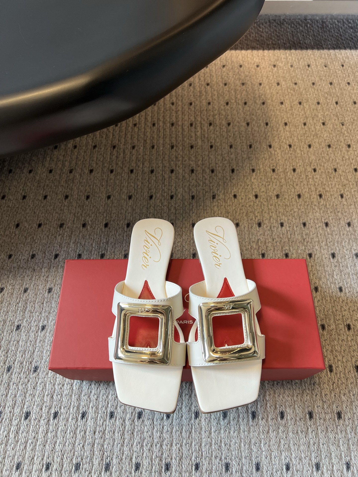 NO:886085,Top quality Roger Vivie*26ss new summer square buckle flat sandals. The iconic metal square buckle has a high gloss. It matches the neat square toe shoe shape. The red bottom embellishment hides the ingenuity. It is simple and reveals a high-end texture. The black and white colors are fully compatible. They can be paired with denim trousers to create a casual and relaxed feeling. They can also be paired with dresses to outline an elegant temperament. They can be easily held in various daily occasions.  It can be used for commuting or vacationing. It is an indispensable and versatile shoe in the shoe cabinet. You will not step into trouble when you close your eyes. The upper is made of beaded cowhide, the lining is sheepskin, the outsole is Italian leather, size 35-40 (customized size 40 is non-returnable), slippers, roger vivor, slippers, skirts, cowhide, sheepskin, Leather soles19860909顶级品质 Roger Vivie*26ss夏季新款方扣平底凉拖 标志性金属方扣自带高光感,搭配利落方头鞋型,红底点缀暗藏巧思,简约中透着高级质感.黑白两色适配度拉满,可搭配牛仔长裤打造随性松弛感,也能配连衣裙勾勒优雅气质,轻松hold住日常多种场合. 无论是通勤出行还是度假休闲都能驾驭,是鞋柜里不可或缺的百搭款,闭眼入都不踩雷. 鞋面开标珠牛皮 内里羊皮 大底意大利真皮大底 size35-40码（40码定制不退换）,拖鞋,roger vivier,slippers,skirts,cowhide,sheepskin,Leather soles,Women's Shoes