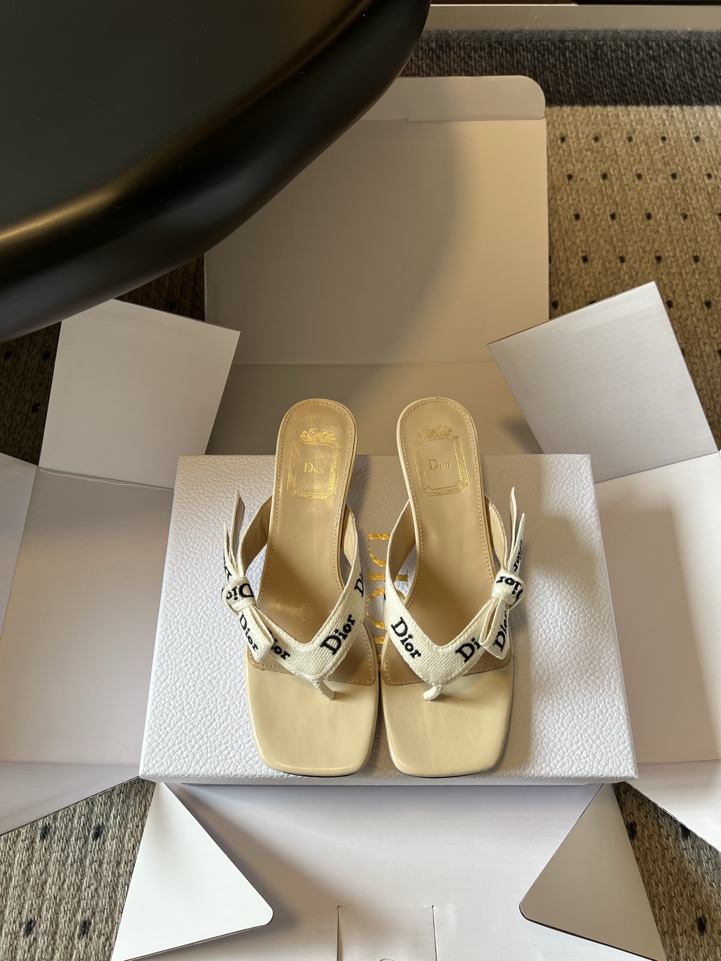 NO:888264,Top quality Dio*26ss new summer webbed bow thong cat heel sandals. This thong high heel sandals have a French light luxury temperament. The square toe thong style neatly modifies the lines of the feet. The iconic letter webbing on the upper is matched with a handmade bow design.  In terms of matching, it is suitable for all kinds of summer outfits. It can be paired with a satin suspender skirt for daily wear to create a gentle date wear. It can be paired with high-waisted suit shorts to create a refined commuting look. For vacation, it can be paired with an elegant chiffon long skirt to create a full atmosphere. Black is calm and slim and suitable for commuting. Nude pink is gentle and sweet for dating wear. Off-white is refreshing and versatile for casual outings. It can easily adapt to various wardrobe items. Embroidered upper fabric, sheepskin lining, outsole, Italian leather outsole  size 35-42 (customized sizes 40, 41, 42 are non-refundable) Heel height 3.5cm, slippers, dior, slippers, skirts, shorts, business suit, sheepskin, Leather soles19860909顶级品质 Dio*26ss夏季新款织带蝴蝶结夹趾猫跟凉拖 这款夹趾高跟凉拖自带法式轻奢气质,方头夹趾版型利落修饰脚面线条,鞋面标志性字母织带搭配手工蝴蝶结设计. 搭配方面适配夏日各类穿搭造型,日常搭配缎面吊带短裙打造温柔约会穿搭,搭配高腰西装短裤可打造精致通勤造型,度假搭配飘逸雪纺长裙氛围感拉满,黑色沉稳显瘦适配通勤出行,裸粉温柔甜美适配约会穿搭,米白清爽百搭适配休闲出游,轻松适配衣橱各类单品. 鞋面刺绣面料 内里羊皮 大底意大利真皮大底 size35-42码（40、41、42码定制不退换） 跟高3.5cm,拖鞋,dior,slippers,skirts,shorts,business suit,sheepskin,Leather soles,Women's Shoes