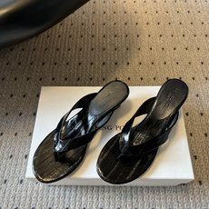 LE MOND*26ss夏季新款压纹夹趾坡跟人字拖自带复古质感的压纹夹趾高跟凉拖,利落的夹趾鞋型搭配亮面 LE MOND*26ss夏季新款压纹夹趾坡跟人字拖自带复古质感的压纹夹趾高跟凉拖,利落的夹趾鞋型搭配亮面