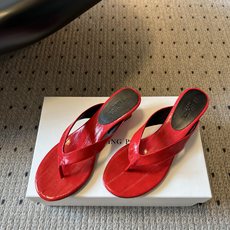 LE MOND*26ss夏季新款压纹夹趾坡跟人字拖自带复古质感的压纹夹趾高跟凉拖,利落的夹趾鞋型搭配亮面 LE MOND*26ss夏季新款压纹夹趾坡跟人字拖自带复古质感的压纹夹趾高跟凉拖,利落的夹趾鞋型搭配亮面