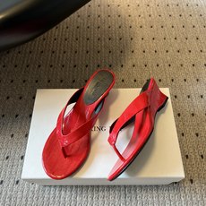 LE MOND*26ss夏季新款压纹夹趾坡跟人字拖自带复古质感的压纹夹趾高跟凉拖,利落的夹趾鞋型搭配亮面 LE MOND*26ss夏季新款压纹夹趾坡跟人字拖自带复古质感的压纹夹趾高跟凉拖,利落的夹趾鞋型搭配亮面