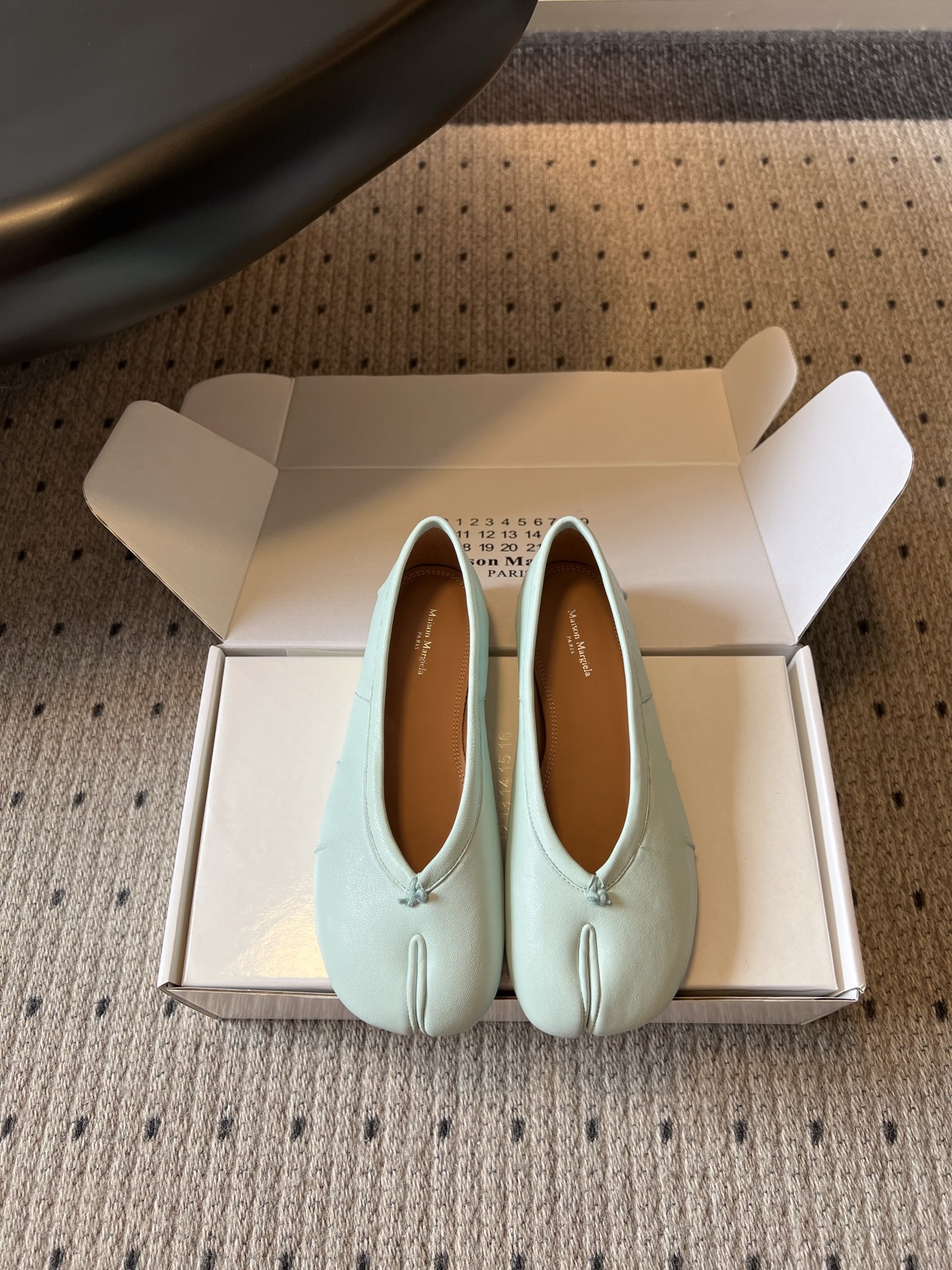 NO:886041,Glossy pleated surface 300Maison Margiel*26ss new summer split-toe flat shoes. Split-toe pleated flat shoes with a lazy atmosphere. Breaking the conventional split-toe shoe shape with the natural pleated texture of the upper, it has a relaxed and casual texture. It does not choose style or matching.  It can be easily adapted to jeans or casual pants for daily wear. It can be worn with mid-calf socks for a retro and lazy style, and it can also be used for commuting to create a casual and neat look. Sheepskin upper, sheepskin lining, genuine leather outsole, sizes 35-41 (customized sizes 40 and 41 are non-refundable), split-toe shoes, jeans, sheepskin, Leather soles19860909光面褶面 300Maison Margiel*26ss夏季新款分趾平底单鞋 自带慵懒氛围感的分趾褶皱平底单鞋,打破常规的分趾鞋型搭配鞋面自然的褶皱肌理,自带松弛随性的质感,不挑风格也不挑搭配. 日常穿牛仔裤或休闲裤都能轻松适配,搭配中筒袜更能穿出复古慵懒风,也能驾驭通勤装打造随性利落的穿搭感. 鞋面羊皮 内里羊皮 大底真皮大底 size35-41码（40、41码定制不退换）,分趾鞋,jeans,sheepskin,Leather soles,Women's Shoes