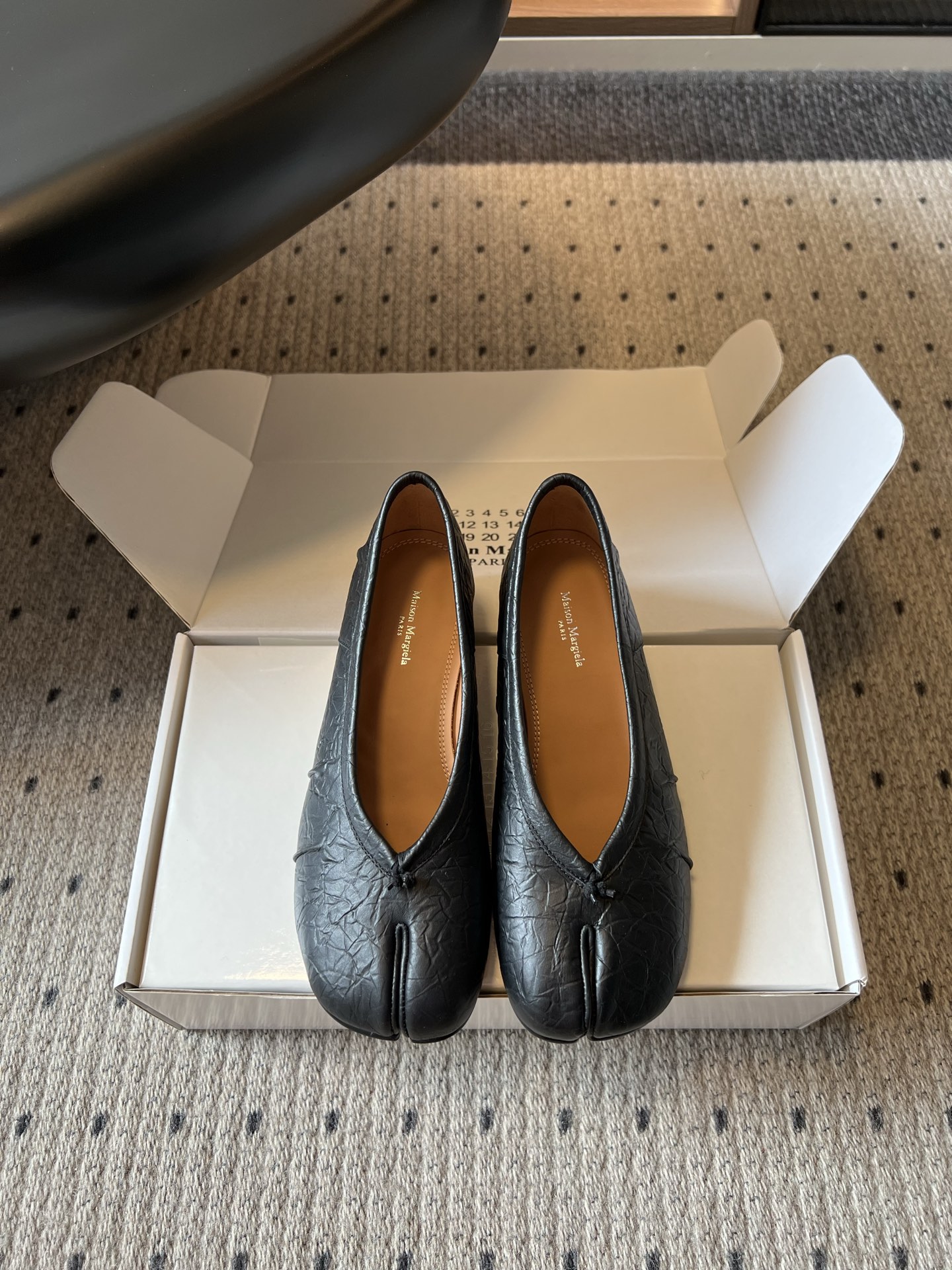 NO:886055,Glossy pleated 320 Maison Margiel*26ss new summer split-toe low-heeled shoes are split-toe pleated flat shoes with a lazy atmosphere. They break the conventional split-toe shoe shape and match the natural pleated texture of the upper. It has a relaxed and casual texture, and does not choose style or matching.  It can be easily adapted to jeans or casual pants for daily wear. It can be worn with mid-calf socks for a retro and lazy style, and it can also be used for commuting to create a casual and neat look. Sheepskin upper, sheepskin lining, genuine leather outsole, size 35-41 (customized sizes 40 and 41 are non-refundable), heel height 3cm, split-toe shoes, jeans, sheepskin, Leather soles19860909光面褶面320Maison Margiel*26ss夏季新款分趾低跟单鞋 自带慵懒氛围感的分趾褶皱平底单鞋,打破常规的分趾鞋型搭配鞋面自然的褶皱肌理,自带松弛随性的质感,不挑风格也不挑搭配. 日常穿牛仔裤或休闲裤都能轻松适配,搭配中筒袜更能穿出复古慵懒风,也能驾驭通勤装打造随性利落的穿搭感. 鞋面羊皮 内里羊皮 大底真皮大底 size35-41码（40、41码定制不退换） 跟高3cm,分趾鞋,jeans,sheepskin,Leather soles,Women's Shoes