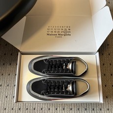 Maison Margiel*26ss夏季新款复古拼接休闲板鞋自带复古质感的拼接款休闲板,简约的低帮鞋型 Maison Margiel*26ss夏季新款复古拼接休闲板鞋自带复古质感的拼接款休闲板,简约的低帮鞋型