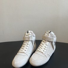 Isabel Maran*26ss夏季新款高帮薄底运动鞋利落的高帮鞋型搭配翻毛皮质感的鞋身,魔术贴搭扣搭 Isabel Maran*26ss夏季新款高帮薄底运动鞋利落的高帮鞋型搭配翻毛皮质感的鞋身,魔术贴搭扣搭