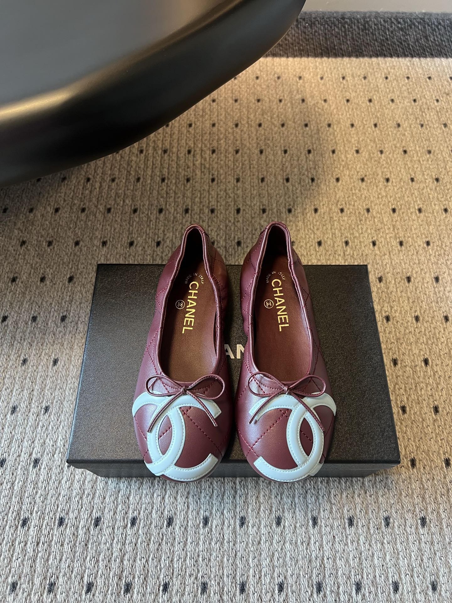 NO:886129,Top quality Chane*26ss summer new diamond bow flat shoes. Diamond bow flat shoes with a delicate celebrity atmosphere. The round and soft toe is matched with delicate diamond patterns. The toe is embellished with small bows. The contrasting logo design enhances recognition. The edge of the shoe mouth is processed with micro pleats to visually lengthen the proportions of the foot. The simple low-top style is easy to put on and take off.  The range of daily wear is very wide. The burgundy and white version is suitable for windbreakers and dresses to create a retro and gentle look. The off-white and black version is suitable for casual sweaters and straight pants to reduce age. The nude and black version is suitable for commuting suits and knitted suits, which are low-key and elegant. Black is versatile and can be easily worn with skirts and trousers. It is suitable for commuting, dating and travel. Upper sheepskin lining Sheepskin outsole Genuine leather outsole  size 35-41 (customized sizes 40 and 41 are not returnable), single shoes, chanel, hoodie, sweatshirts, skirts, business suit, sheepskin, Leather soles19860909顶级品质 Chane*26ss夏季新款菱格蝴蝶结平底单鞋 自带精致名媛氛围感的菱格蝴蝶结平底单鞋,圆润柔和的鞋头搭配细腻菱格纹路,鞋头点缀小巧蝴蝶结,撞色标识设计提升辨识度,鞋口边缘做微褶皱花边处理,视觉拉长足部比例,简约低帮款式穿脱轻松便捷. 日常穿搭适配范围很广,酒红撞白款适配风衣、连衣裙打造复古温柔造型,米白撞黑款搭配休闲卫衣、直筒裤清爽减龄,裸色撞黑款适配通勤西装、针织套装低调大气,黑色百搭不出错,裙装裤装都能轻松驾驭,通勤约会出行都适配. 鞋面羊皮 内里羊皮 大底真皮大底 size35-41码（40、41码定制不退换）,单鞋,chanel,hoodie,sweatshirts,skirts,business suit,sheepskin,Leather soles,Women's Shoes