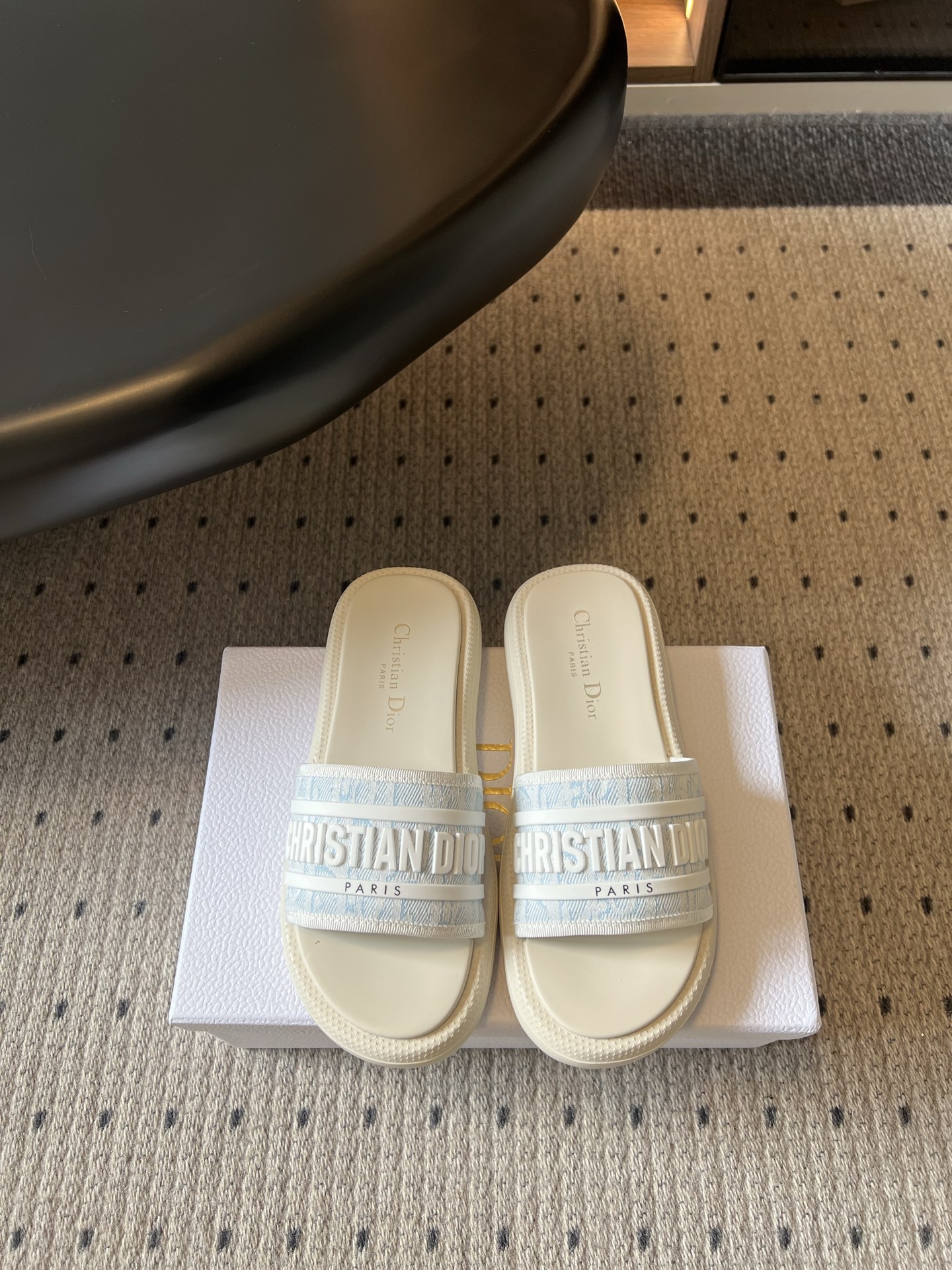 NO:882982,The top version of Dior 26ss summer new presbyopic one-line thick-soled slippers has a fresh holiday atmosphere with embroidered webbing thick-soled slippers. The wide jacquard webbing is the main body of the upper. The three-dimensional letter embroidery is regular and eye-catching. The webbing has a gradient and smudged texture with soft layers. The simple one-line open-toe version makes the feet slimmer. The thickened non-slip flat bottom cushions the body and is not bulky.  Daily wear is suitable for a variety of summer styles, and can be easily worn when going to the beach, shopping, afternoon tea, or short trips. Electrically embroidered upper, mesh lining, original molded outsole, sizes 35-41 (customized sizes 40 and 41 are non-refundable), heel height 3cm, slippers, dior, slippers19860909顶级版本 Dior 26ss夏季新款老花一字带厚底拖鞋 自带清新度假氛围感的刺绣织带厚底一字拖,宽幅提花织带作为鞋面主体,立体字母刺绣规整醒目,织带自带渐变晕染纹理层次柔和,简约一字露趾版型利落显脚瘦,加厚防滑平底垫高身形不笨重. 日常穿搭适配多种夏日造型,沙滩出行逛街下午茶短途出游都能轻松驾驭. 鞋面电绣面 内里网布 大底原版开模大底 size35-41码（40、41码定制不退换） 跟高3cm,拖鞋,dior,slippers,Women's Shoes