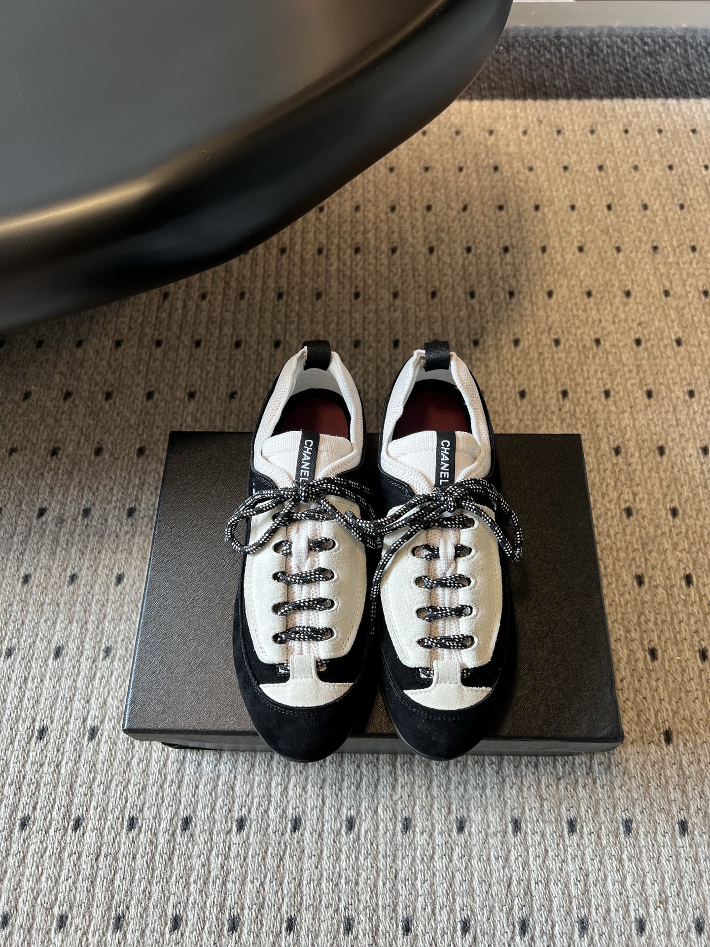 NO:882164,Top-quality Chane*26ss summer new suede black and white color-blocked De Xun casual sneakers. Black and white color-blocked De Xun casual sneakers with a relaxed and simple atmosphere. The retro low-top De Xun version is equipped with a rounded toe. The upper is made of spliced materials. The black and white contrasting lines outline the outline of the shoe body. The low-top open design is easy to put on and take off without restraint. The thin flat bottom takes into account the lightness and long-term walking needs. The two color-blocking styles cover daily casual wear.  Daily wear is suitable for various scenes. Pair it with overalls and wide-leg denim to create a casual street style. Pair it with a short jacket and sweatshirt to create a Korean casual atmosphere. It is suitable for skirts and straight trousers to balance the sweet and cool temperament. It can be easily controlled for commuting, shopping and shopping, and short trips. The upper is cow suede/cowhide, and the lining is breathable mesh/sheep leather. The outsole is TPU two-color outsole.  size 35-41 (customized sizes 40 and 41 are non-refundable), casual shoes/sports shoes, chanel, sneakers, hoodie, sweatshirts, skirts, jackets & coats, cowhide, sheepskin19860909顶级品质 Chane*26ss夏季新款绒面黑白拼色德训休闲板鞋 自带松弛简约氛围感的黑白拼色德训休闲板鞋,复古低帮德训版型搭配圆润鞋头,鞋面采用拼接材质打造,黑白撞色线条勾勒鞋身轮廓,低帮敞口设计穿脱便捷无束缚,薄款平底兼顾轻盈感与长时间行走需求,两种拼色款式覆盖日常休闲穿搭. 日常穿搭适配多场景造型,搭配工装裤阔腿牛仔打造随性街头风,搭配短款外套卫衣塑造韩系休闲氛围感,适配半身裙直筒西裤,平衡甜酷气质,通勤出行、逛街探店、短途出游都能轻松驾驭. 鞋面牛反绒/牛皮 内里透气网布/绵羊皮 大底TPU双色大底 size35-41码（40、41码定制不退换）,休闲鞋/运动鞋,chanel,sneakers,hoodie,sweatshirts,skirts,jackets & coats,cowhide,sheepskin,Women's Shoes