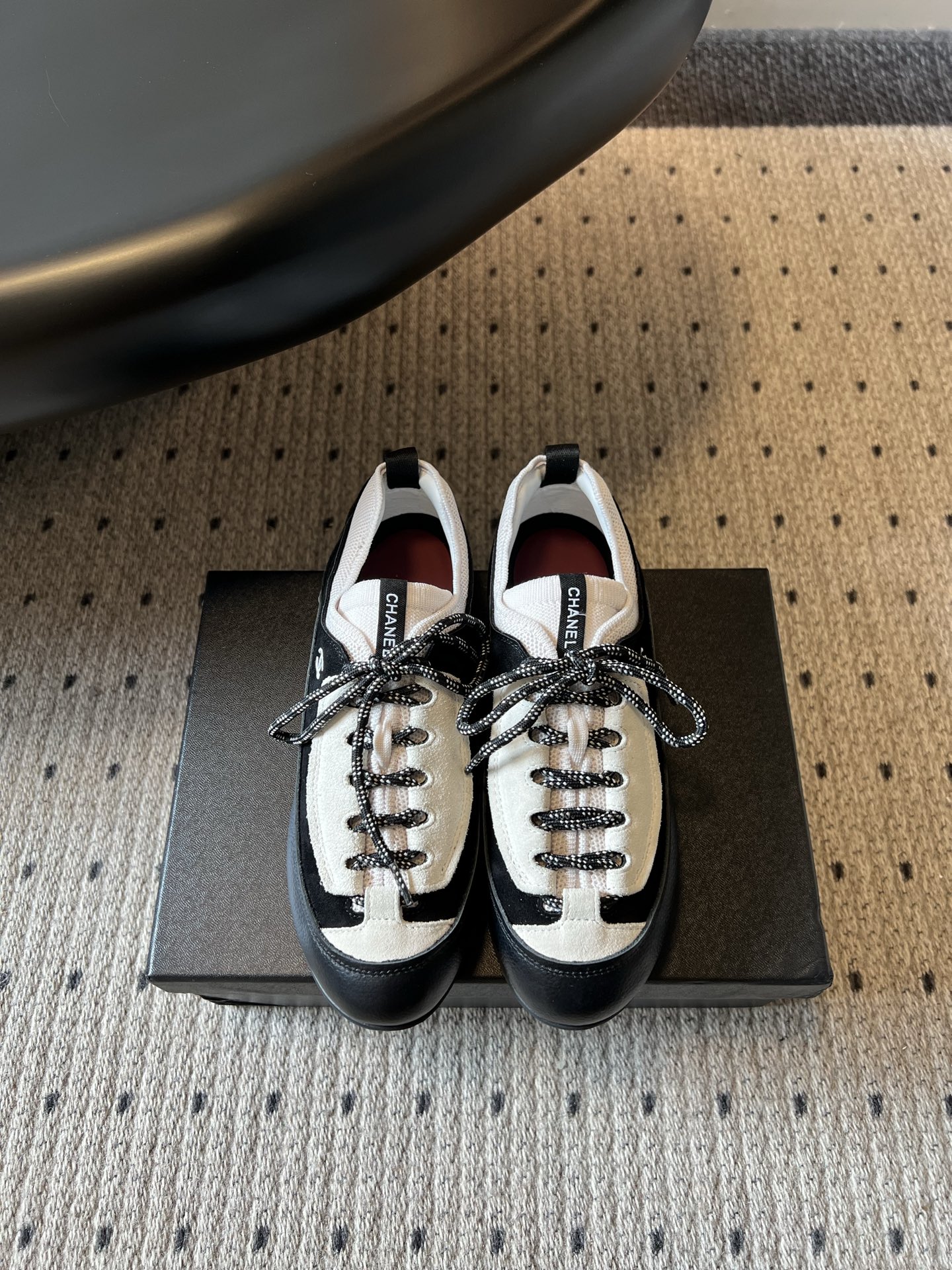 NO:882221,Top quality Chane*26ss summer new leather toe black and white color matching retro De Xun casual sneakers. The retro low top De Xun shoe style is equipped with a soft round toe. The black and white contrasting strips surround the shoe body to outline the layers. The variegated woven shoelaces enrich the details and texture. The exquisite logo on the side of the shoe enhances the recognition. The low-cut open design is easy to put on and take off without restraint. The flat and thin structure takes into account the lightness and long-term walking needs.  Daily wear is suitable for various scenes. The light white tone is paired with thin black edges and a knitted cardigan skirt to create a gentle Korean casual style. Paired with straight suit pants, it is simple and decent for commuting. The dark black edged version is paired with denim wide-leg pants and a work jacket to create a casual and cool street style. It can be easily managed when shopping, commuting, traveling, short trips, and daily appointments. The upper is cow suede/cowhide, and the lining is breathable mesh/sheepskin. The outsole is TPU two-color outsole.  size 35-41 (customized sizes 40 and 41 are non-refundable), casual shoes/sports shoes, chanel, sneakers, skirts, jackets & coats, business suit, cowhide, sheepskin19860909顶级品质 Chane*26ss夏季新款皮面鞋头黑白拼色复古德训休闲板鞋 复古低帮德训鞋型搭配柔和圆鞋头,黑白撞色饰条环绕鞋身勾勒层次,杂色编织鞋带丰富细节质感,鞋侧点缀精致标识提升辨识度,低帮敞口设计穿脱便捷无束缚,平底薄款结构兼顾轻盈感与长时间行走需求. 日常穿搭适配多场景造型,浅白主调搭配细黑边款搭配针织开衫半身裙打造温柔韩系休闲风,搭配直筒西装裤简约通勤得体；深黑包边款搭配牛仔阔腿裤工装外套塑造随性酷感街头风,逛街探店、通勤出行、短途出游、日常约会都能轻松驾驭. 鞋面牛反绒/牛皮 内里透气网布/绵羊皮 大底TPU双色大底 size35-41码（40、41码定制不退换）,休闲鞋/运动鞋,chanel,sneakers,skirts,jackets & coats,business suit,cowhide,sheepskin,Women's Shoes