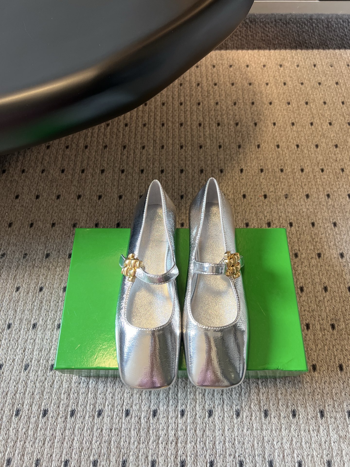 NO:882163,Top-quality Bottega Venet*BV's new summer style Mary Jane flat shoes with metal buckles. The retro square-toe shoe shape softly modifies the outline of the toes. The upper is equipped with a slim one-line strap. The middle of the strap is embellished with a three-dimensional woven metal buckle. The exquisite hardware becomes the visual highlight of the entire pair of shoes. The neat shallow cut is just right to expose part of the instep.  The outfit has strong plasticity. The gold and silver glossy style can be paired with a short skirt and a knitted sweater to easily create a retro, light and luxurious French style. The white, black, gray and brown matte colors are suitable for suit straight pants and casual jeans. They can be matched for daily commuting, campus travel, dating and shopping. You can easily control from simple and casual to exquisite and atmospheric styles. Sheepskin upper, sheepskin lining, genuine leather injection outsole  size 35-41 (customized sizes 40 and 41 are not returnable), ballet shoes, bottega veneta, bottega veneta, mary jane, skirts, jeans, business suit, sheepskin19860909顶级品质 Bottega Venet*BV夏季新款金属扣一字带玛丽珍平底单鞋 复古方头的鞋型柔和修饰脚趾轮廓,鞋面搭配纤细一字袢带,袢带中间点缀立体编织金属饰扣,精致五金成为整双鞋子的视觉亮点,利落浅口剪裁恰到好处露出部分脚背. 穿搭拥有极强的可塑性,金银亮面款搭配短款半身裙与针织小衫,轻松打造复古轻奢的法式穿搭,白黑灰棕哑光色系适配西装直筒裤、休闲牛仔裤,日常通勤、校园出行、约会逛街都能随心搭配,从简约休闲到精致氛围感造型都可以轻松驾驭. 鞋面羊皮 内里羊皮 大底真皮注塑大底 size35-41码（40、41码定制不退换）,芭蕾舞鞋,bottega veneta,bottega veneta,mary jane,skirts,jeans,business suit,sheepskin,Women's Shoes