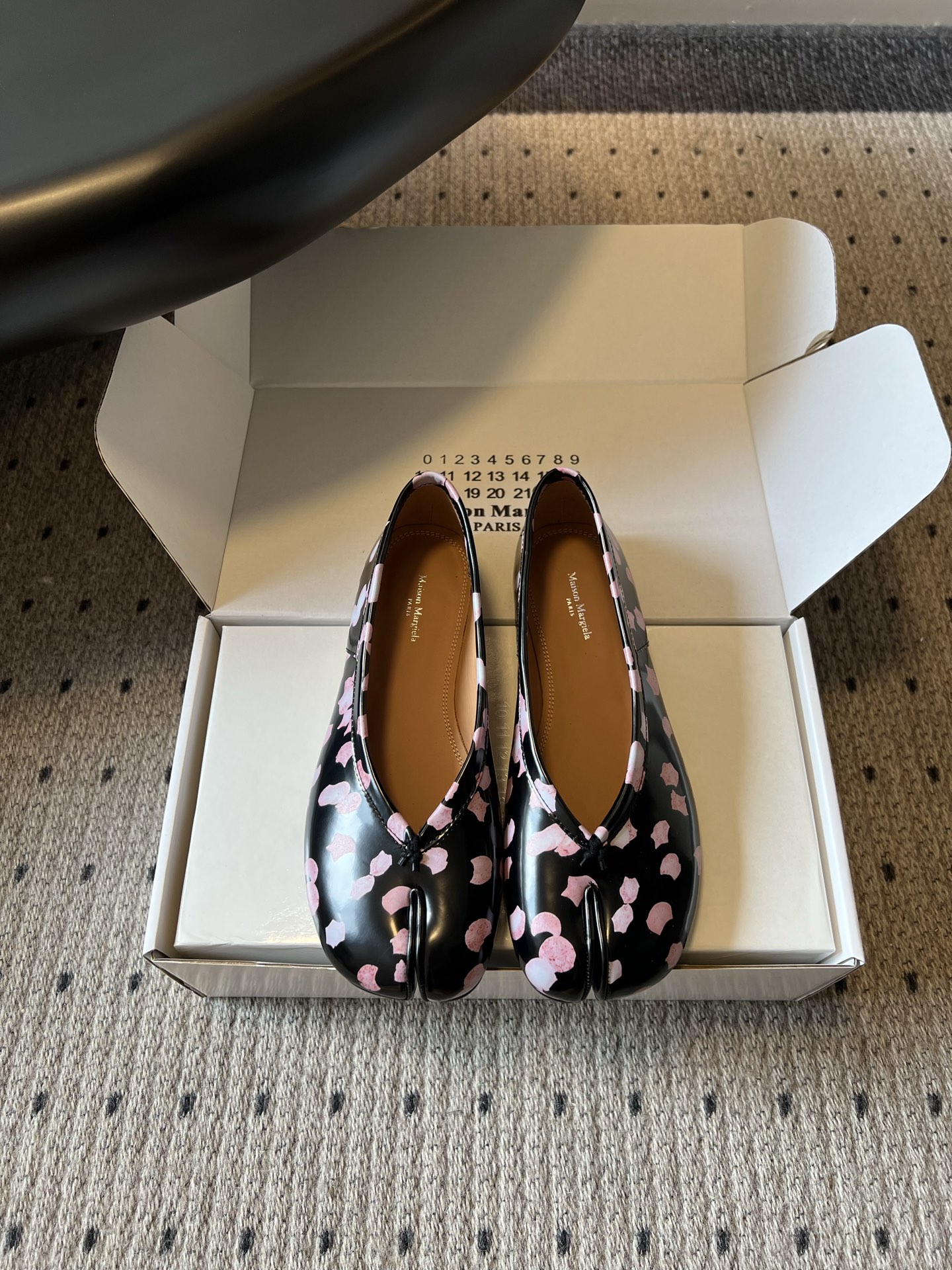 NO:882897,Maison Margiel*26ss new summer printed split-toe shoes are cherry blossom print split-toe shoes with a soft spring atmosphere. The neat split-toe outline is matched with soft pink cherry blossom blooming print. The upper is made of glossy texture. The body lines are smooth and neat. The iconic split-toe cut breaks the conventional shoe design. The loose shoe compartment does not crowd the foot. The low-flat shoe shape takes into account walking comfort and daily adaptability. It is designed to be easy to put on and take off without restraint.  The upper foot feels soothing and pressure-free. The flat-soled shoe shape evenly distributes the force on the sole of the foot, so the feet are not easily sore and swollen after walking and standing for a long time. The round toe box accommodates wide feet without squeezing the toes. The inside of the shoe compartment is smooth and skin-friendly without rubbing the toe. The split-toe cut fits the line of the foot without getting stuck in the skin. It can be worn for a long time in spring and summer and is breathable without sweating. Upper cowhide leather lining cowhide leather outsole Genuine leather outsole  size 35-41 (customized sizes 40 and 41 are non-refundable), split-toe shoes, flats, cowhide, Leather soles19860909Maison Margiel*26ss夏季新款印花分趾鞋 自带春日柔飒氛围感的樱花印花分趾鞋,利落的分趾轮廓搭配柔粉樱花晕染印花,鞋面采用亮面质感打造,鞋身线条流畅利落,标志性分趾剪裁打破常规鞋型设计,宽松鞋仓不挤脚面,低平鞋型兼顾行走舒适度与日常适配度,设计穿脱便捷无束缚. 上脚脚感舒缓无压力,平底鞋型均匀分散足底受力,久走久站双脚不易酸胀,圆润鞋头包容宽脚肉脚不挤趾尖,鞋仓内里顺滑亲肤不磨脚面,分趾剪裁贴合足部线条不卡皮肤,春夏久穿透气不闷汗. 鞋面牛皮 内里牛皮 大底真皮大底 size35-41码（40、41码定制不退换）,分趾鞋,flats,cowhide,Leather soles,Women's Shoes