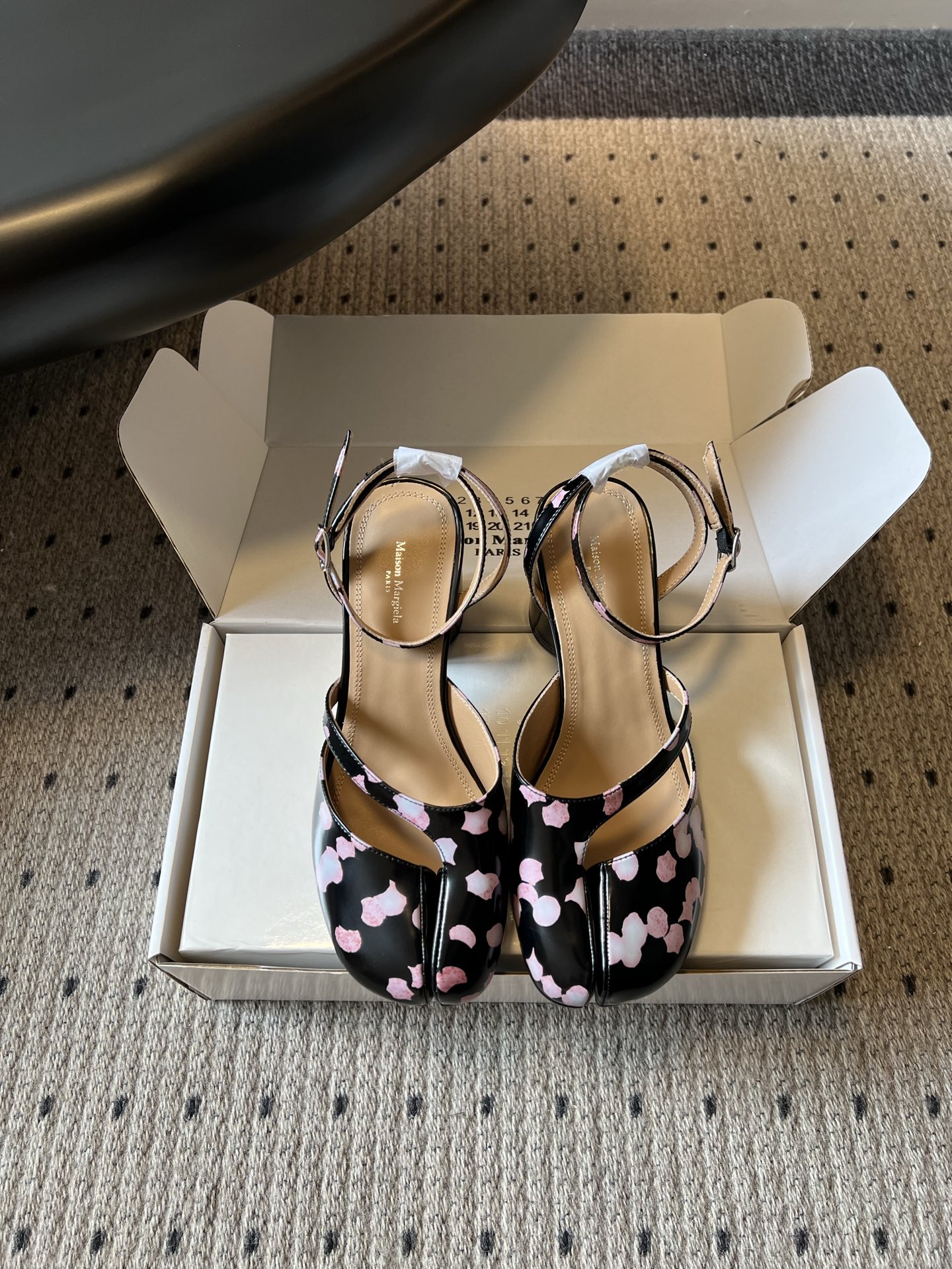 NO:882899,Maison Margiel*26ss new summer printed split-toe shoes are cherry blossom print split-toe shoes with a soft spring atmosphere. The neat split-toe outline is matched with soft pink cherry blossom blooming print. The upper is made of glossy texture. The body lines are smooth and neat. The iconic split-toe cut breaks the conventional shoe design. The loose shoe compartment does not crowd the foot. The low-flat shoe shape takes into account walking comfort and daily adaptability. It is designed to be easy to put on and take off without restraint.  The upper foot feels soothing and pressure-free. The flat-soled shoe shape evenly distributes the force on the sole of the foot. The feet are not easy to be sore after walking for a long time. The round toe box accommodates wide feet without squeezing the toes. The inside of the shoe compartment is smooth and skin-friendly without rubbing the toes. The split-toe cut fits the line of the foot without getting stuck on the skin. It is breathable and not sweaty when worn for a long time in spring and summer. Cowhide upper, cowhide lining, genuine leather outsole, size 35-41 (customized sizes 40 and 41 are not returnable)  Heel height 7.5cm, split-toe shoes, flats, cowhide, Leather soles19860909Maison Margiel*26ss夏季新款印花分趾鞋 自带春日柔飒氛围感的樱花印花分趾鞋,利落的分趾轮廓搭配柔粉樱花晕染印花,鞋面采用亮面质感打造,鞋身线条流畅利落,标志性分趾剪裁打破常规鞋型设计,宽松鞋仓不挤脚面,低平鞋型兼顾行走舒适度与日常适配度,设计穿脱便捷无束缚. 上脚脚感舒缓无压力,平底鞋型均匀分散足底受力,久走久站双脚不易酸胀,圆润鞋头包容宽脚肉脚不挤趾尖,鞋仓内里顺滑亲肤不磨脚面,分趾剪裁贴合足部线条不卡皮肤,春夏久穿透气不闷汗. 鞋面牛皮 内里牛皮 大底真皮大底 size35-41码（40、41码定制不退换） 跟高7.5cm,分趾鞋,flats,cowhide,Leather soles,Women's Shoes
