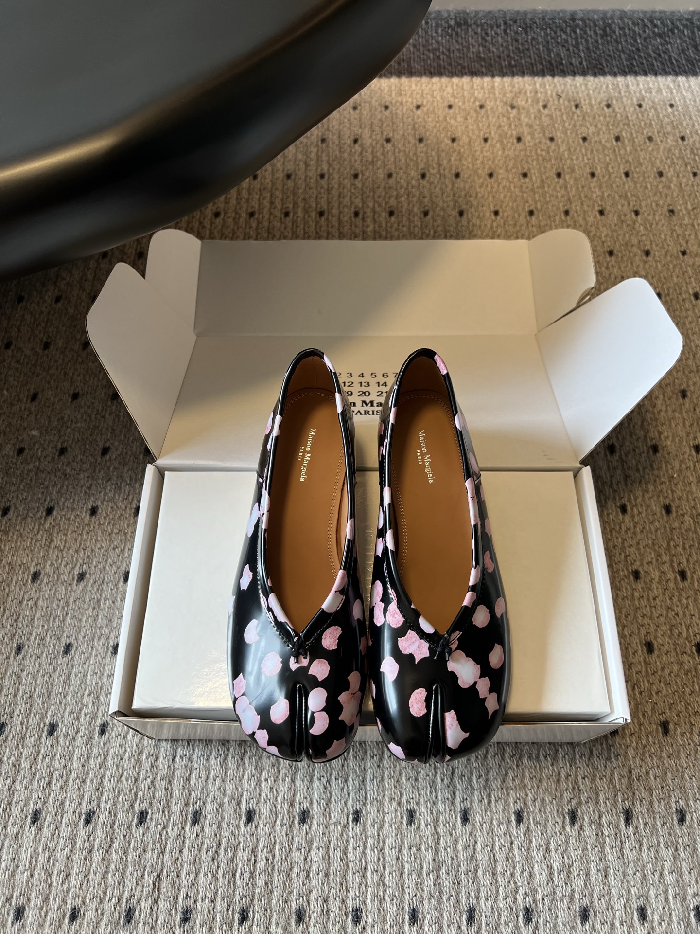 NO:882981,Purchasing-grade Maison Margiela 26ss new summer printed split-toe shoes. Cherry blossom print split-toe shoes with a soft spring atmosphere. The neat split-toe outline is matched with a soft pink cherry blossom smudged print. The upper is made of glossy texture. The shoe body lines are smooth and neat. The iconic split-toe cut breaks the conventional shoe design. The loose shoe compartment does not crowd the foot. The low-flat shoe shape takes into account walking comfort and daily adaptability. It is designed to be easy to put on and take off without restraint.  The upper foot feels soothing and pressure-free. The flat-soled shoe shape evenly distributes the force on the sole of the foot, so the feet are not easily sore and swollen after walking and standing for a long time. The round toe box accommodates wide feet without squeezing the toes. The inside of the shoe compartment is smooth and skin-friendly without rubbing the toe. The split-toe cut fits the line of the foot without getting stuck in the skin. It can be worn for a long time in spring and summer and is breathable without sweating. Upper cowhide leather lining cowhide leather outsole Genuine leather outsole  size 35-41 (customized sizes 40 and 41 are non-refundable), split-toe shoes, flats, cowhide, Leather soles19860909代购级 Maison Margiela 26ss夏季新款印花分趾鞋 自带春日柔飒氛围感的樱花印花分趾鞋,利落的分趾轮廓搭配柔粉樱花晕染印花,鞋面采用亮面质感打造,鞋身线条流畅利落,标志性分趾剪裁打破常规鞋型设计,宽松鞋仓不挤脚面,低平鞋型兼顾行走舒适度与日常适配度,设计穿脱便捷无束缚. 上脚脚感舒缓无压力,平底鞋型均匀分散足底受力,久走久站双脚不易酸胀,圆润鞋头包容宽脚肉脚不挤趾尖,鞋仓内里顺滑亲肤不磨脚面,分趾剪裁贴合足部线条不卡皮肤,春夏久穿透气不闷汗. 鞋面牛皮 内里牛皮 大底真皮大底 size35-41码（40、41码定制不退换）,分趾鞋,flats,cowhide,Leather soles,Women's Shoes