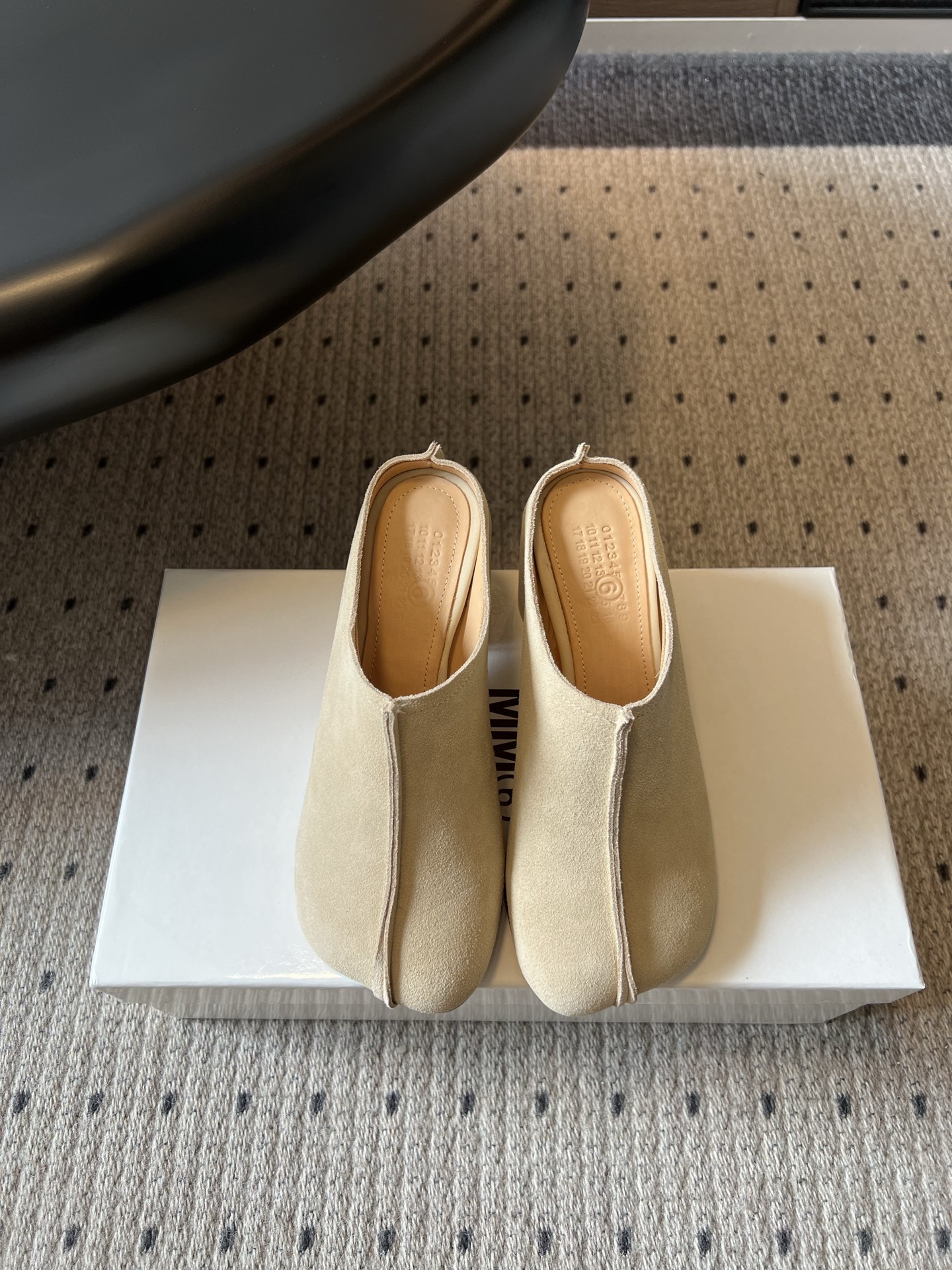 NO:882158,Top quality Maison Margiel*26ss summer new retro toe-toe thick-heeled Mule slippers. Split-toe Mule slippers series with a relaxed retro atmosphere. The neat half-slipper shape is matched with the iconic split-toe cut. The rounded toe box accommodates wide feet. The thick heel design takes into account both walking stability and visual enhancement effect. The multi-color texture covers the four-season wearing scene. The open half-slipper design is easy to put on and take off without restraint.  Daily wear is suitable for various scenes. Pair it with straight-leg suits and work skirts to create a minimalist and relaxed style. Pair it with a long windbreaker to create a cool intellectual atmosphere. It can be easily managed for daily outings, commuting to work, visiting stores and taking photos, and short trips. Upper cowhide/cow suede Lining cowhide leather outsole Size 35-41 (customized sizes 40 and 41 are non-refundable) Heel height 7cm, half drag, slippers, skirts, business  suit,cowhide,leather soles19860909顶级品质 Maison Margiel*26ss夏季新款复古包头粗跟穆勒拖 自带松弛复古氛围感的分趾穆勒拖系列,利落的半拖鞋型搭配标志性分趾剪裁,圆润鞋头包容宽脚肉脚,粗跟设计兼顾行走平稳度与视觉增高效果,多色质感覆盖四季穿搭场景,敞口半拖设计穿脱便捷无束缚. 日常穿搭适配多场景造型,搭配西装直筒裤、工装半裙打造极简松弛风,搭配长款风衣塑造清冷知识分子氛围感；日常出街、通勤办公、探店拍照、短途出游都能轻松驾驭. 鞋面牛皮/牛反绒 内里牛皮 大底真皮大底 size35-41码（40、41码定制不退换） 跟高7cm,半拖,slippers,skirts,business suit,cowhide,Leather soles,Women's Shoes