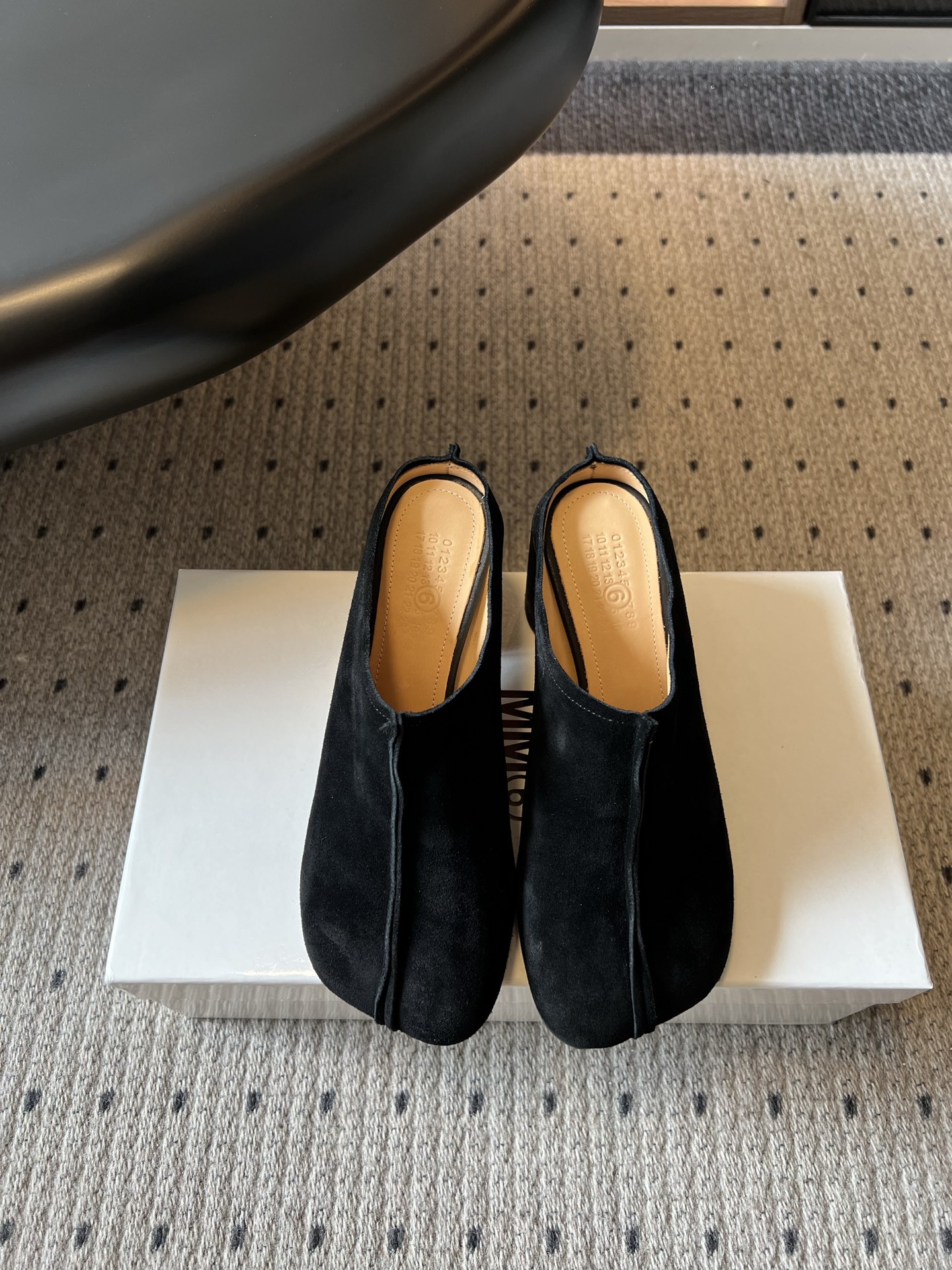 NO:882976,Purchasing-grade Maison Margiela 26ss summer new retro toe-toe thick-heeled Mule slippers. Split-toe Mule slippers series with a relaxed retro atmosphere. The neat half-slipper shape is matched with the iconic split-toe cut. The rounded toe box accommodates wide and fleshy feet. The thick heel design takes into account both walking stability and visual enhancement effect. The multi-color texture covers the four-season wearing scene. The open half-slipper design is easy to put on and take off without restraint.  Daily wear is suitable for various scenes. Pair it with straight-leg suits and work skirts to create a minimalist and relaxed style. Pair it with a long windbreaker to create a cool intellectual atmosphere. It can be easily managed for daily outings, commuting to work, visiting stores and taking photos, and short trips. Upper cowhide/cow suede Lining cowhide leather outsole Size 35-41 (customized sizes 40 and 41 are non-refundable) Heel height 7cm, half drag, slippers, skirts, business  suit,cowhide,leather soles19860909代购级 Maison Margiela 26ss夏季新款复古包头粗跟穆勒拖 自带松弛复古氛围感的分趾穆勒拖系列,利落的半拖鞋型搭配标志性分趾剪裁,圆润鞋头包容宽脚肉脚,粗跟设计兼顾行走平稳度与视觉增高效果,多色质感覆盖四季穿搭场景,敞口半拖设计穿脱便捷无束缚. 日常穿搭适配多场景造型,搭配西装直筒裤、工装半裙打造极简松弛风,搭配长款风衣塑造清冷知识分子氛围感；日常出街、通勤办公、探店拍照、短途出游都能轻松驾驭. 鞋面牛皮/牛反绒 内里牛皮 大底真皮大底 size35-41码（40、41码定制不退换） 跟高7cm,半拖,slippers,skirts,business suit,cowhide,Leather soles,Women's Shoes